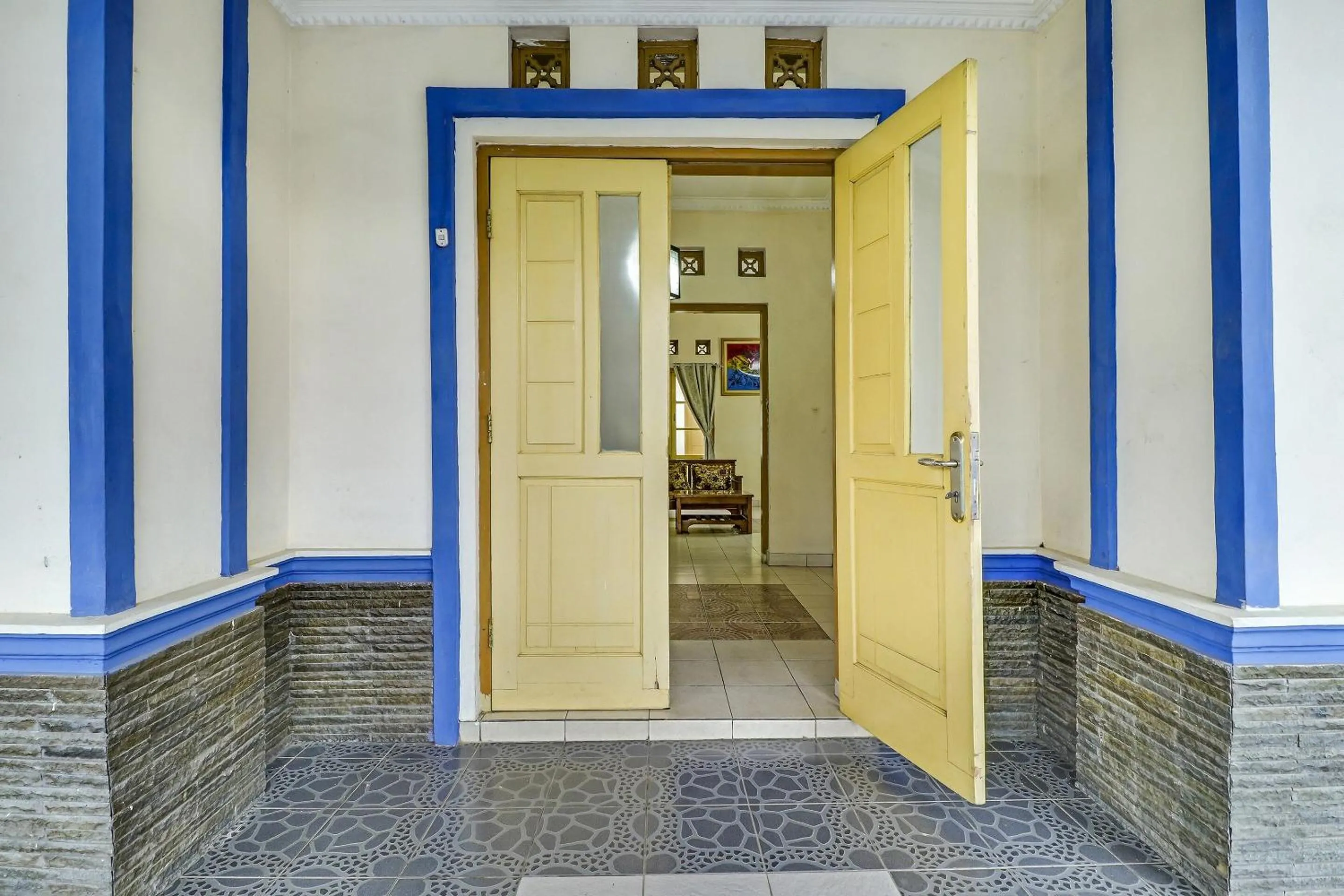 Facade/entrance in Hotel O My Guest House Syariah