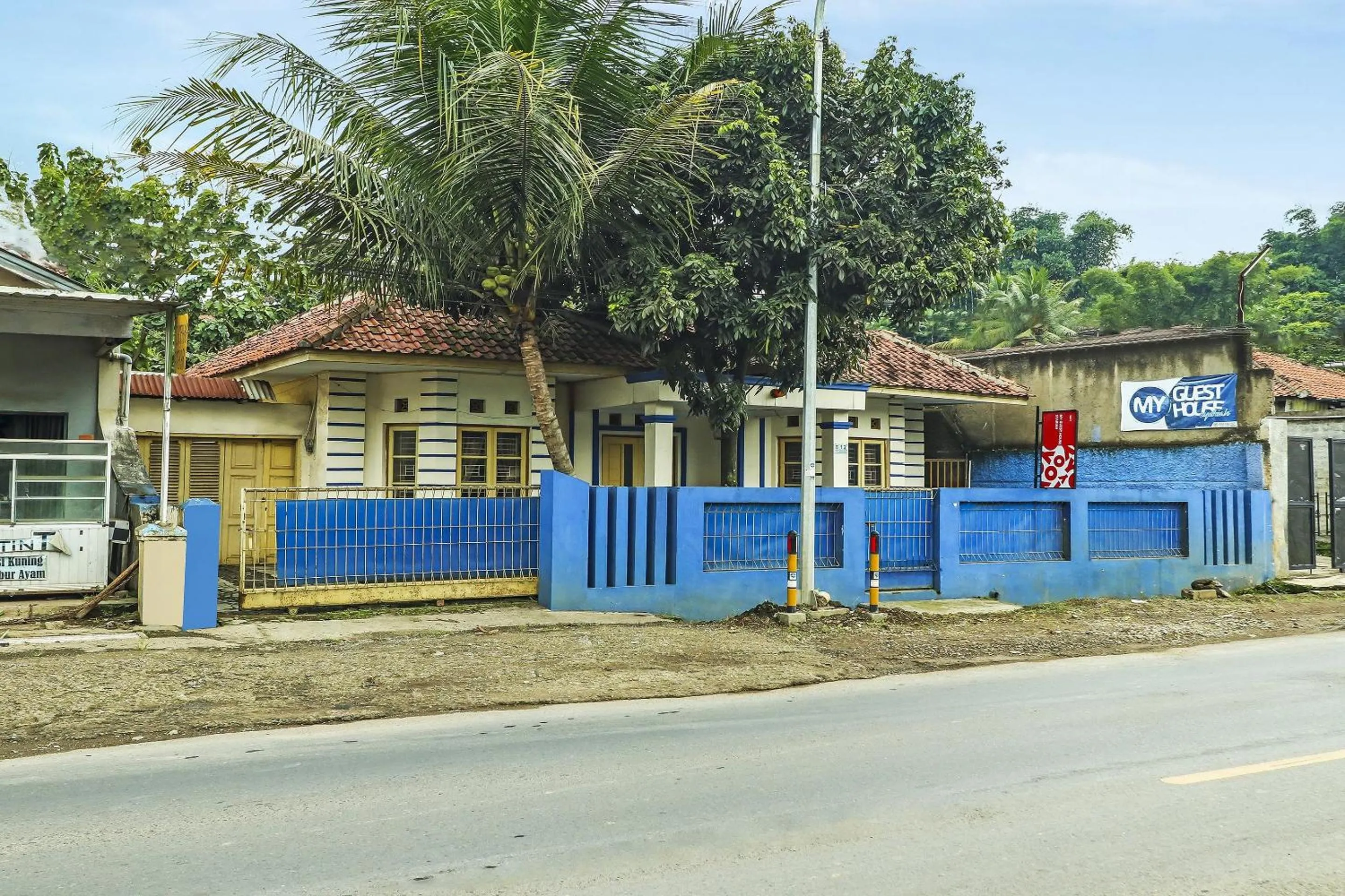 Facade/entrance in Hotel O My Guest House Syariah