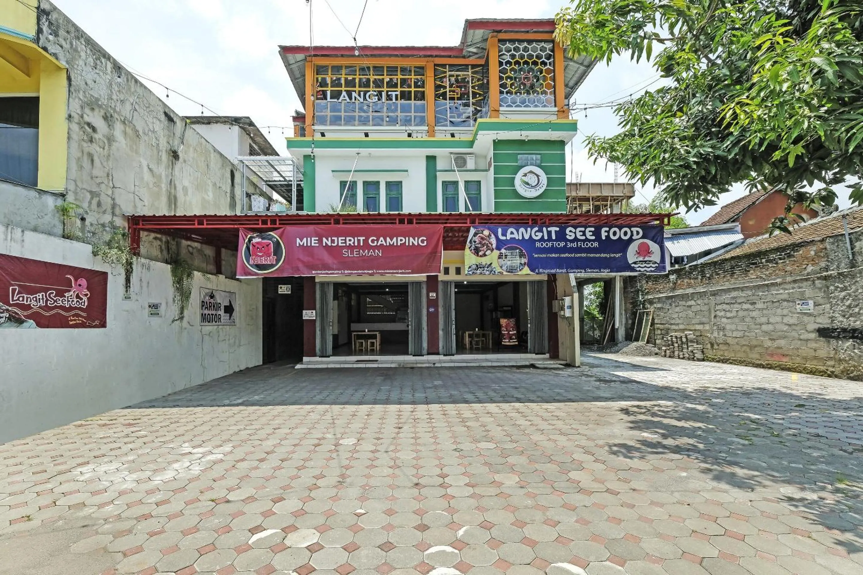 Facade/entrance in Hotel O Dangau Datuk Guesthouse