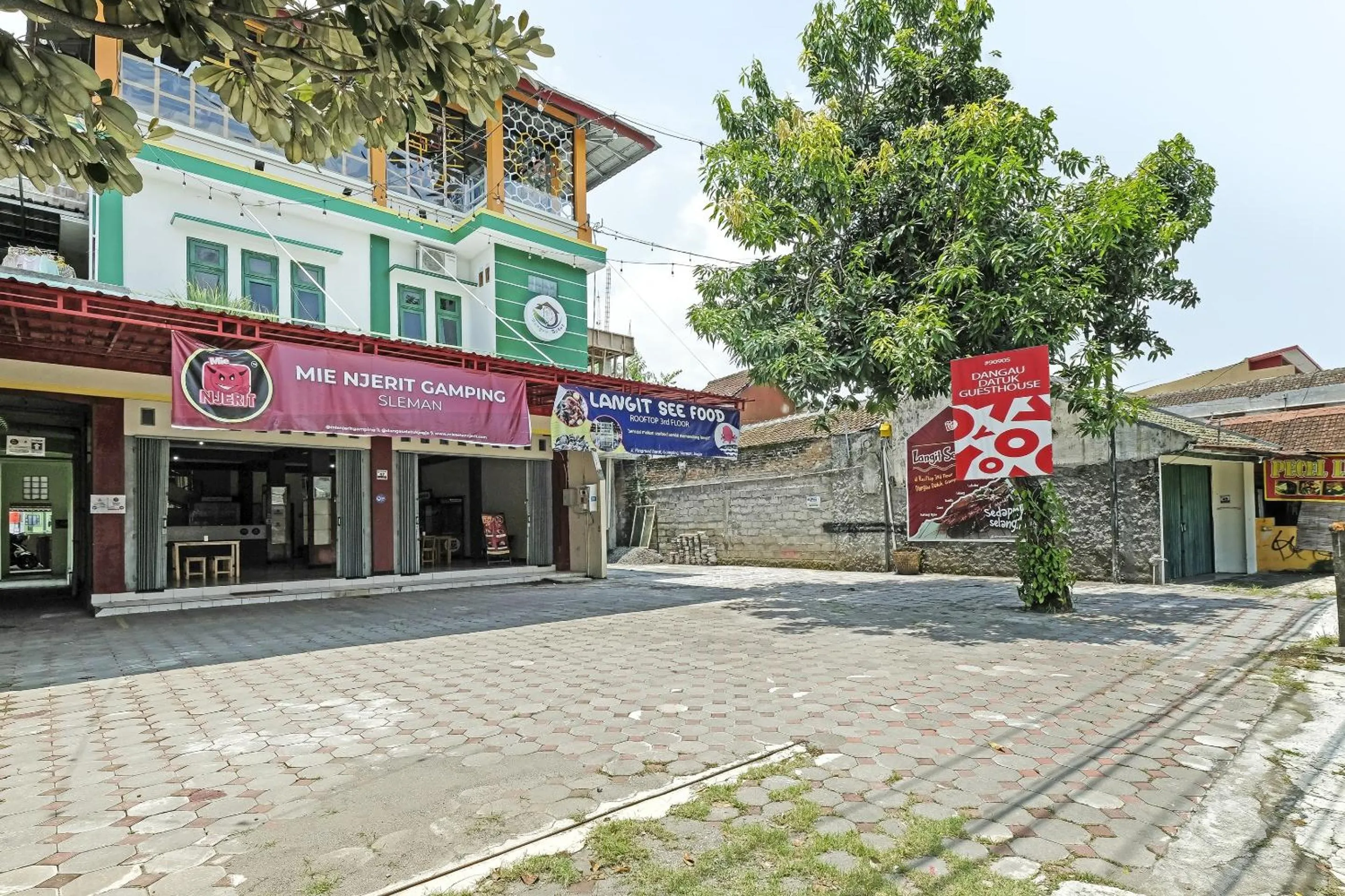 Facade/entrance in Hotel O Dangau Datuk Guesthouse