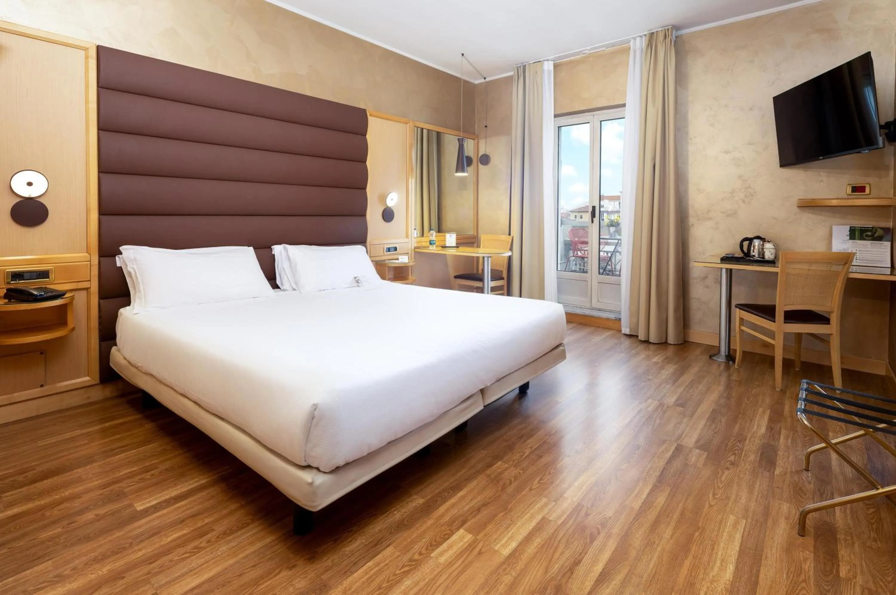 Property building, Bed in Best Western Hotel Luxor