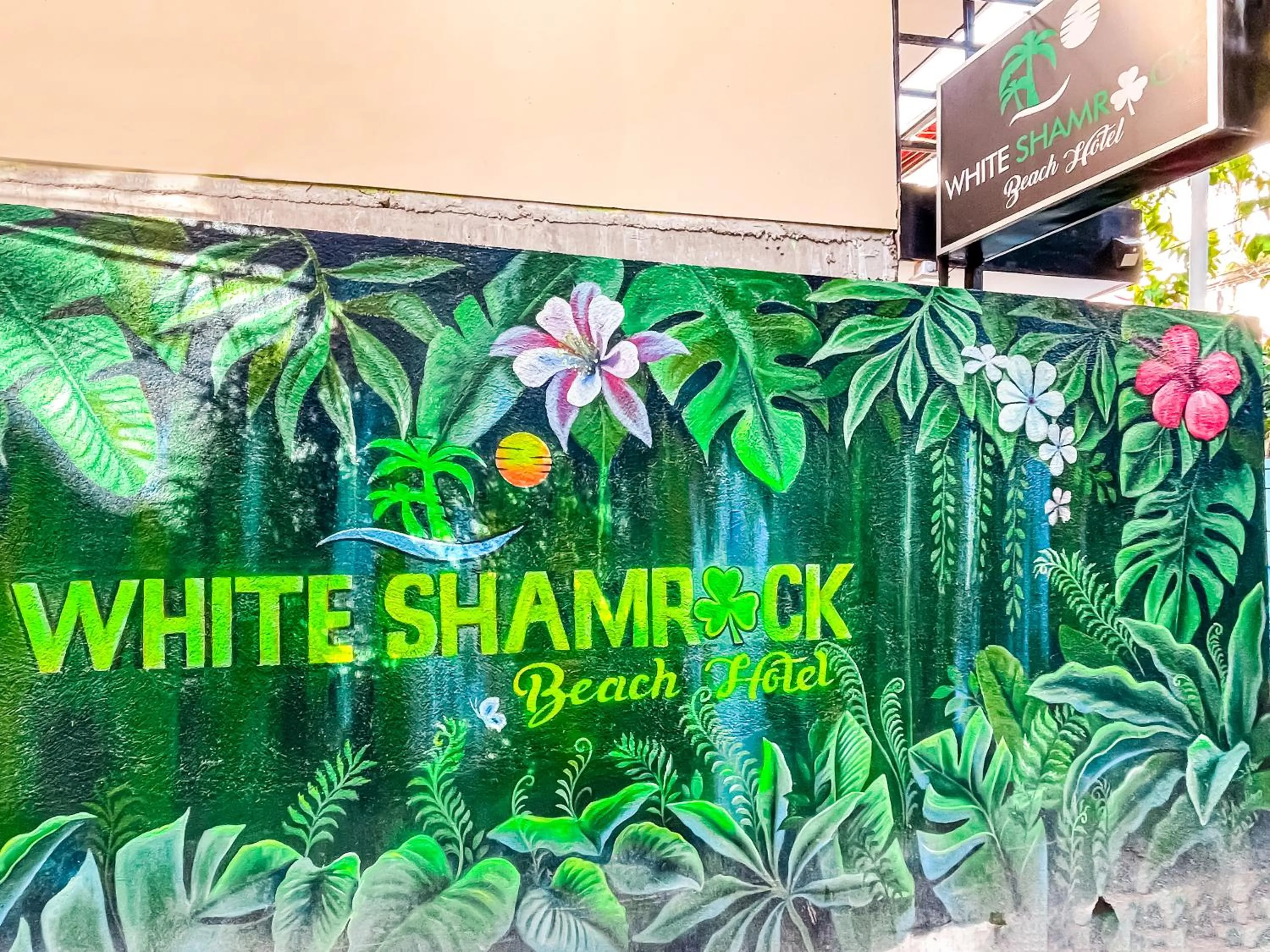 Facade/entrance in White Shamrock Beach Hotel