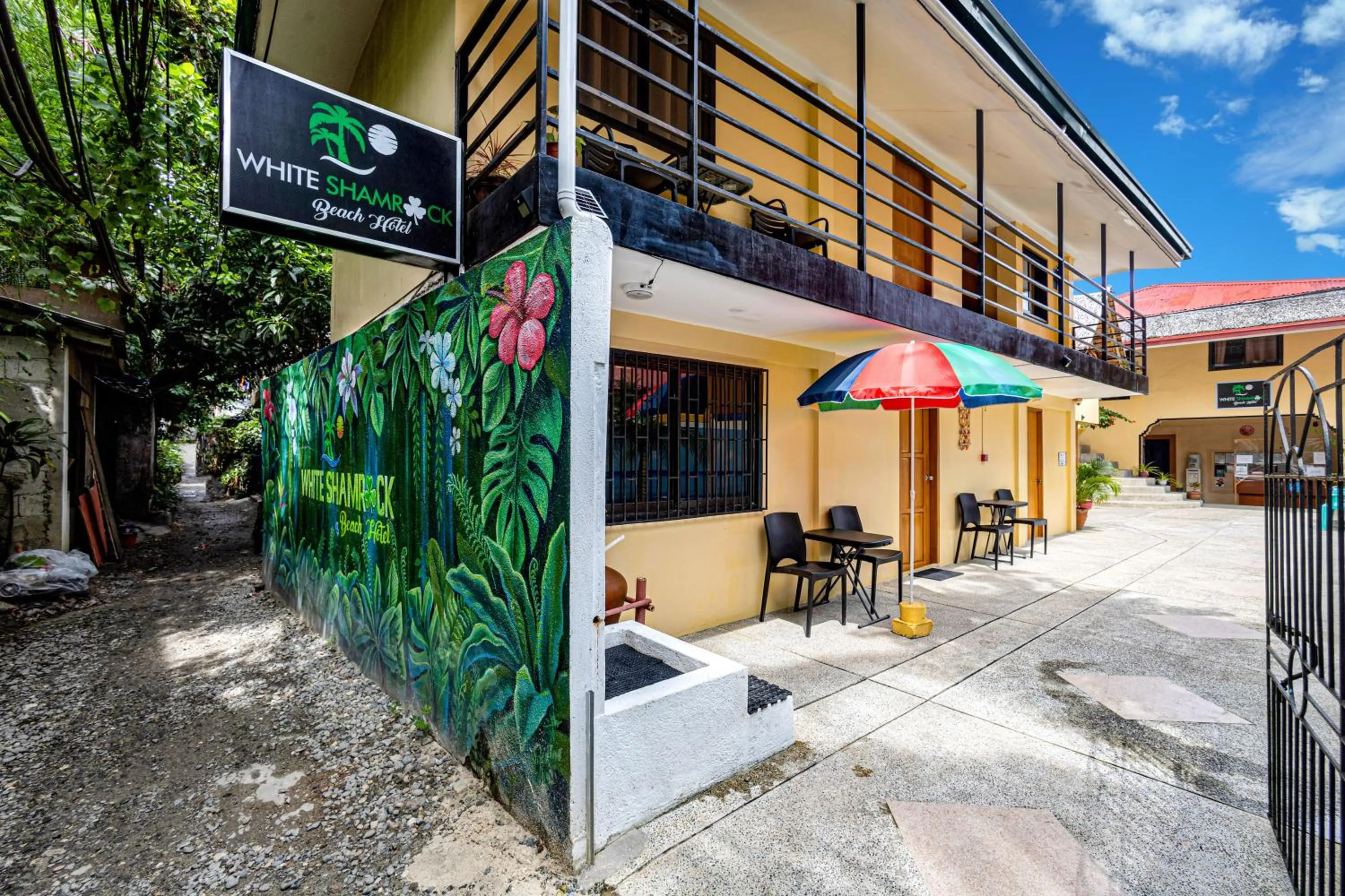 Facade/entrance in White Shamrock Beach Hotel