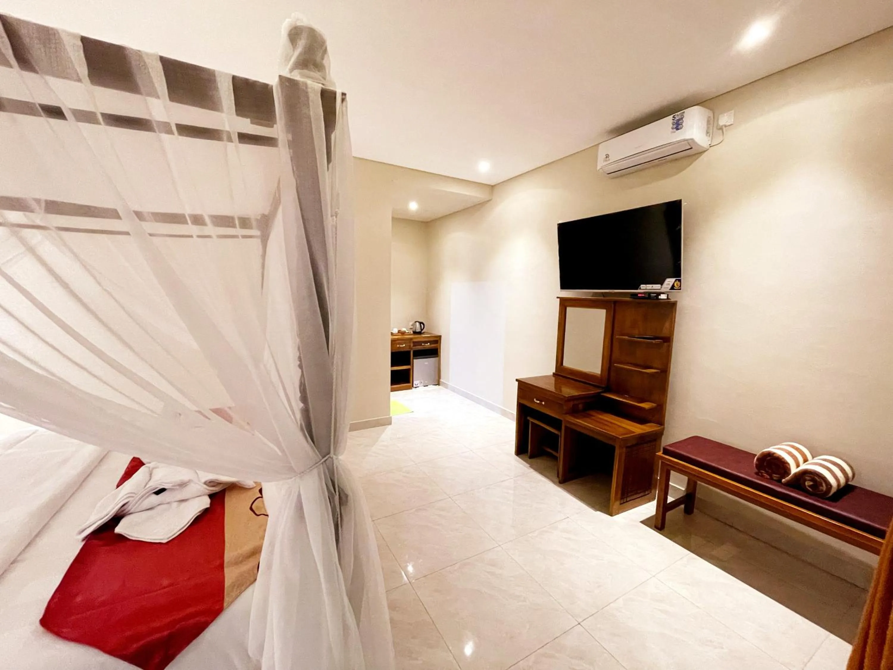 Communal lounge/ TV room, Bed in Bali 85 Beach Inn