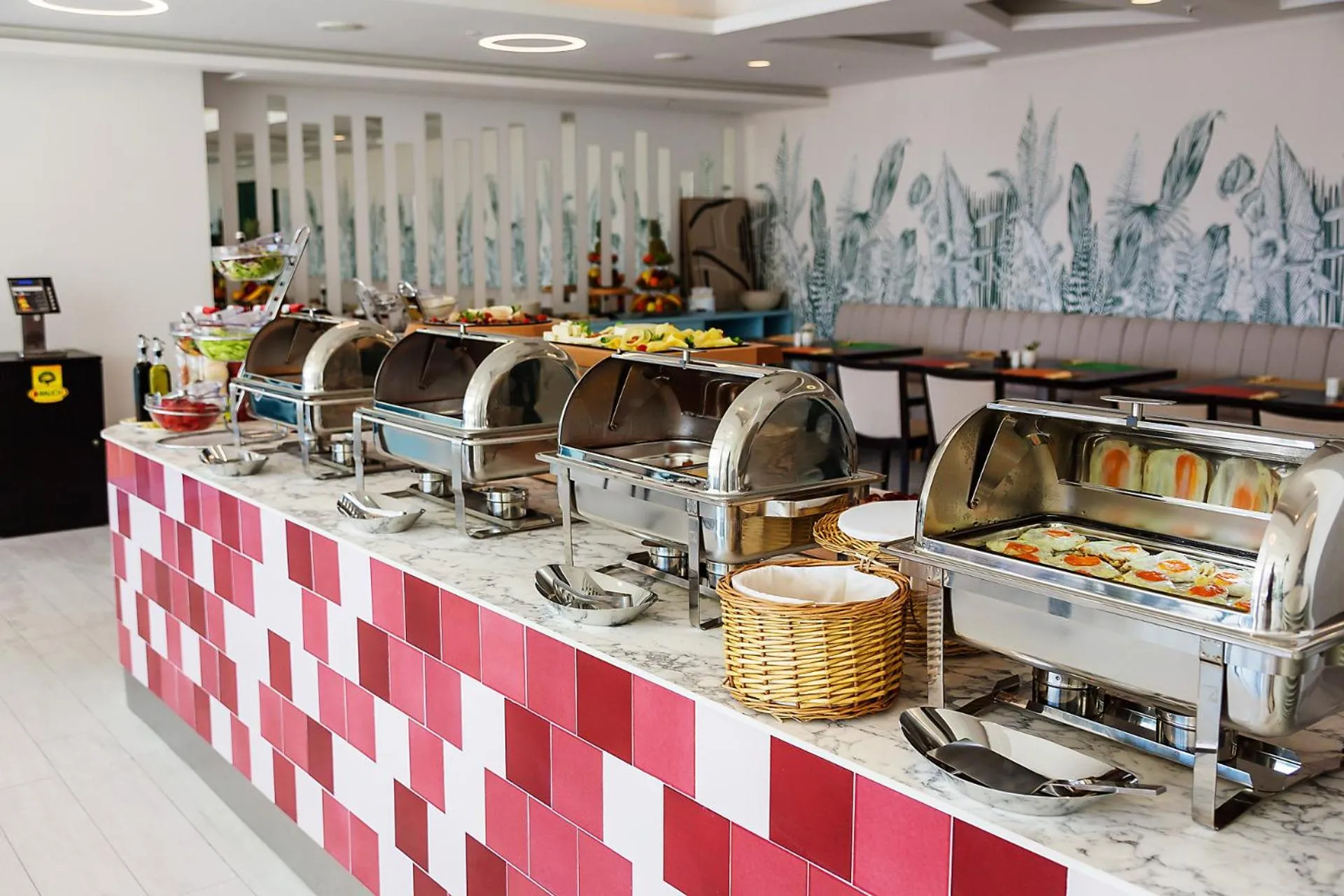 Restaurant/places to eat in Hotel TQ Plaza