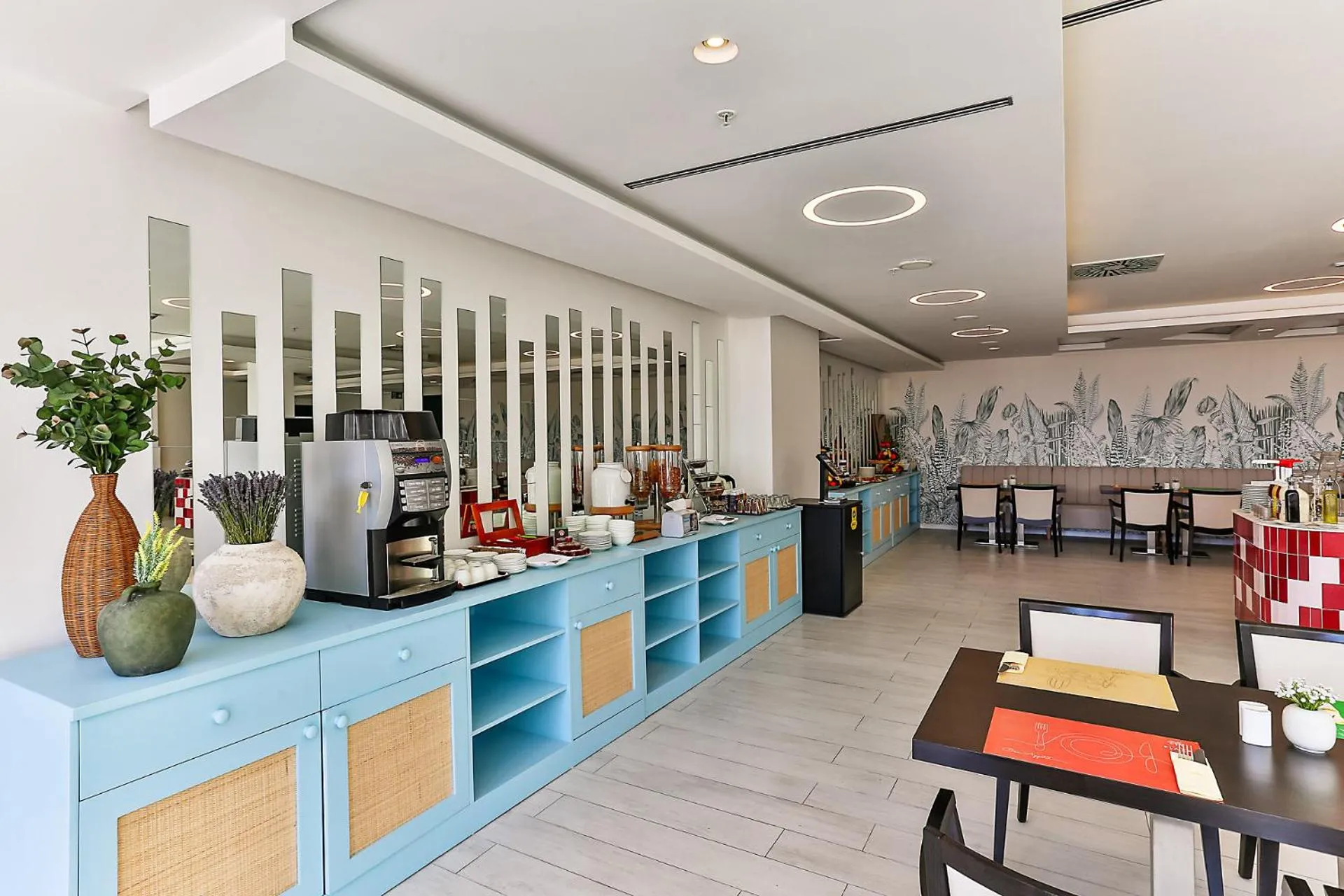 Restaurant/places to eat in Hotel TQ Plaza