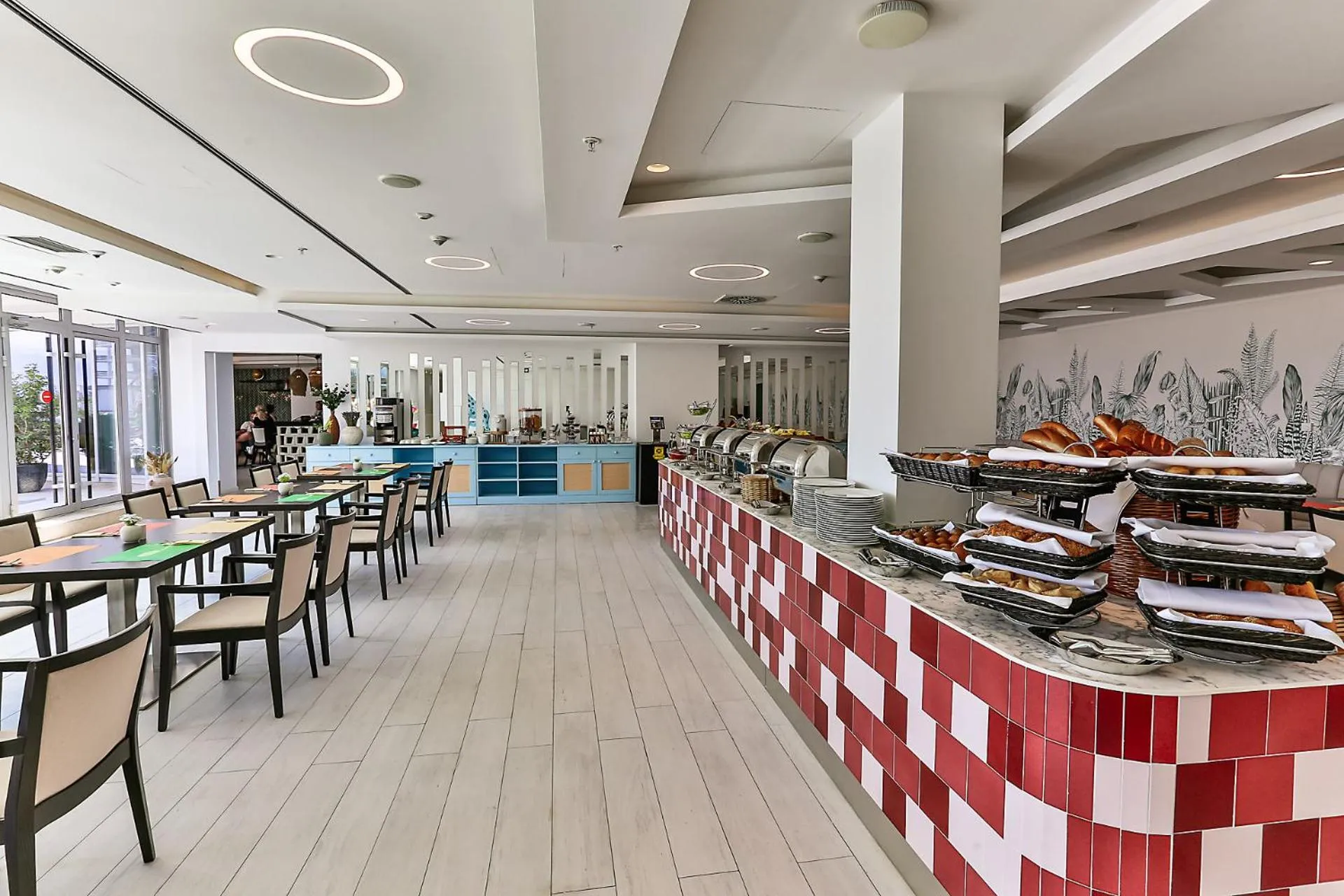 Restaurant/places to eat in Hotel TQ Plaza