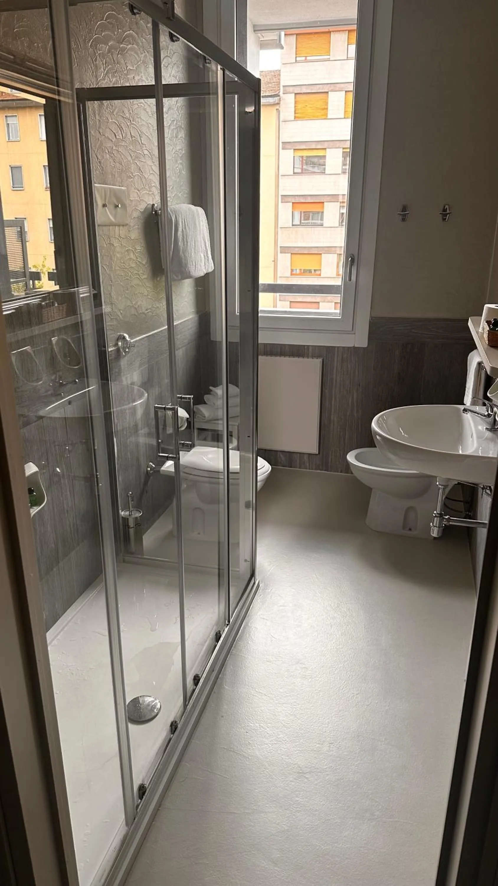 Shower in Admiral Hotel