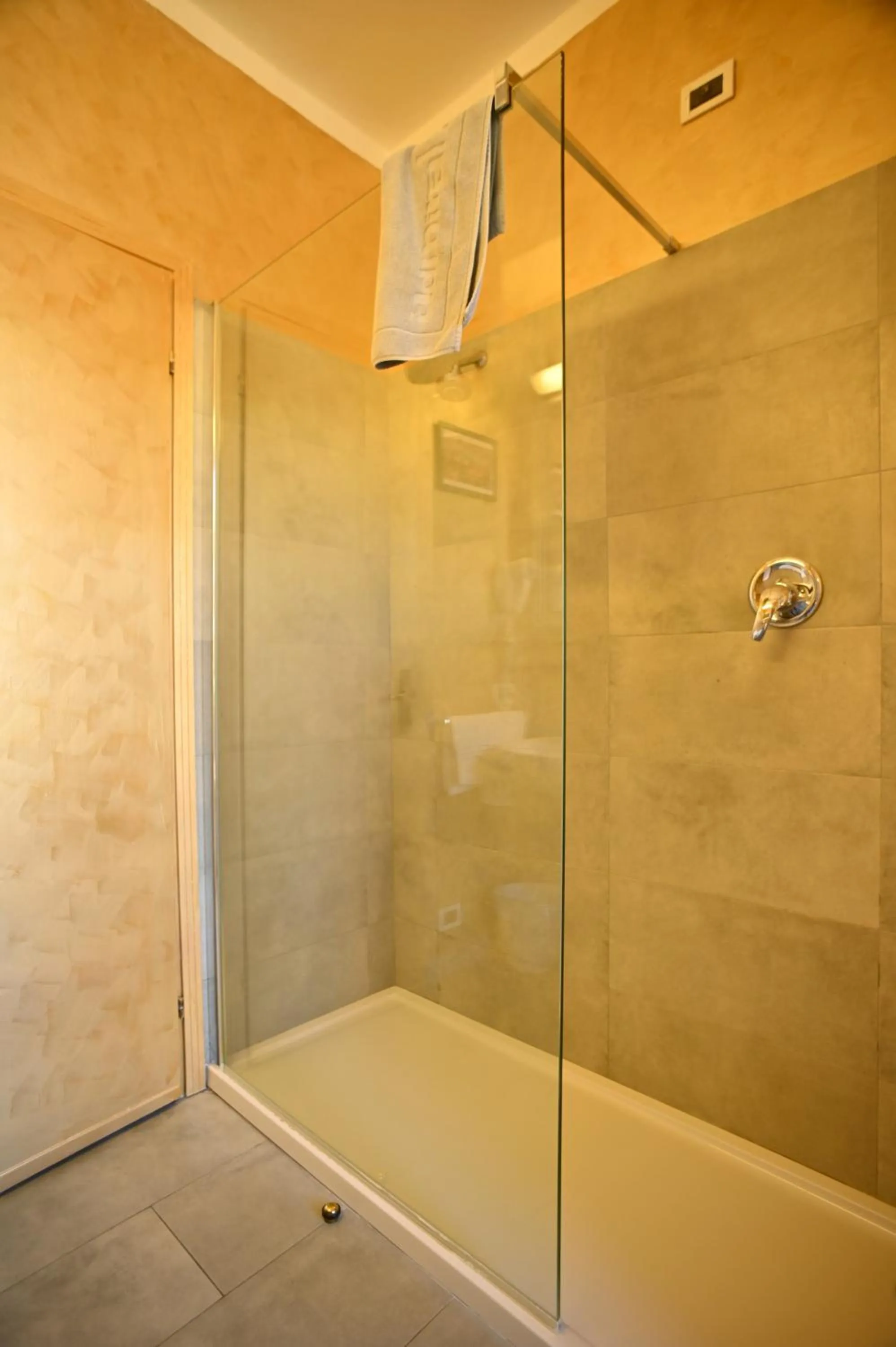 Shower in Admiral Hotel