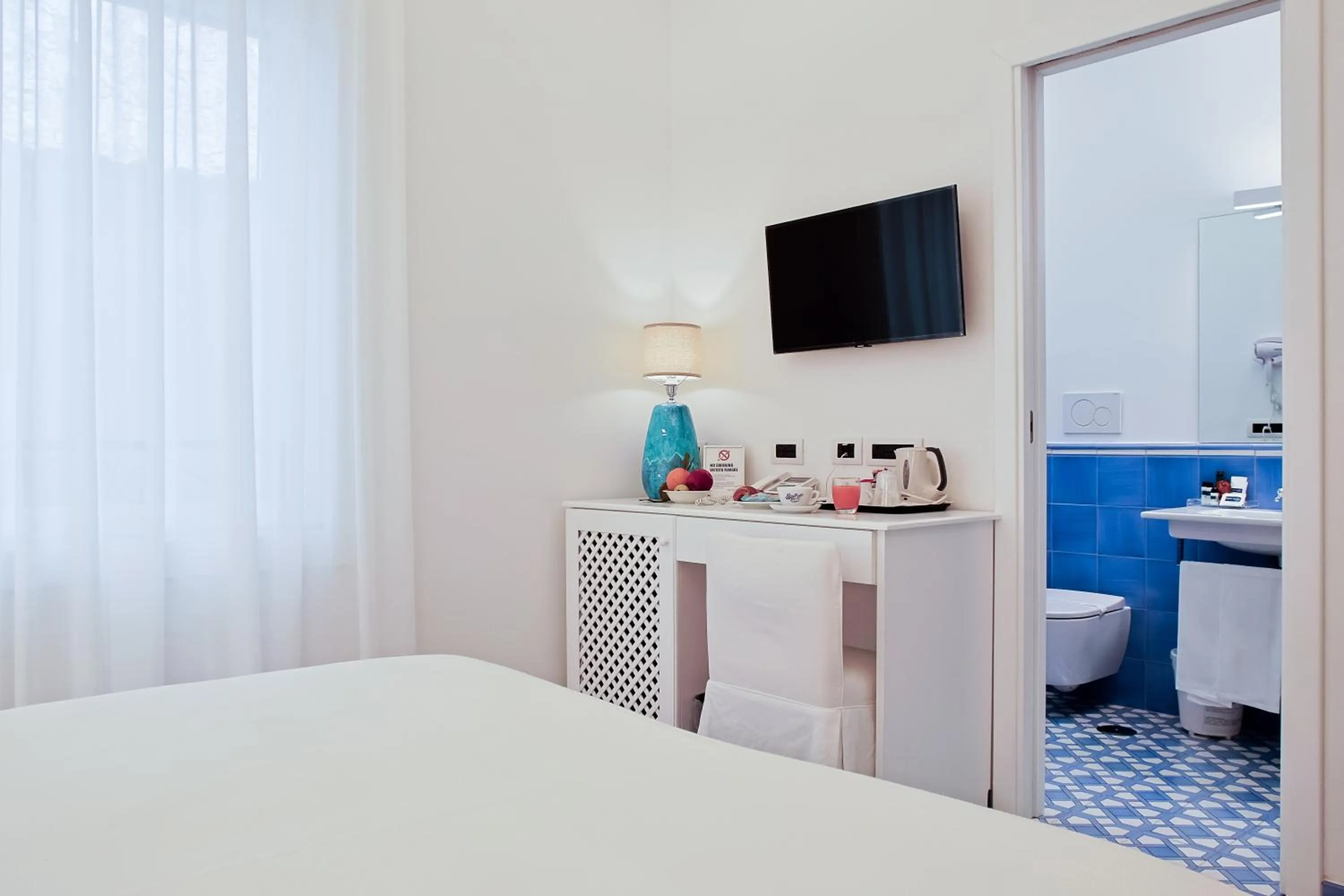 Bathroom, Bed in Hotel Aurora