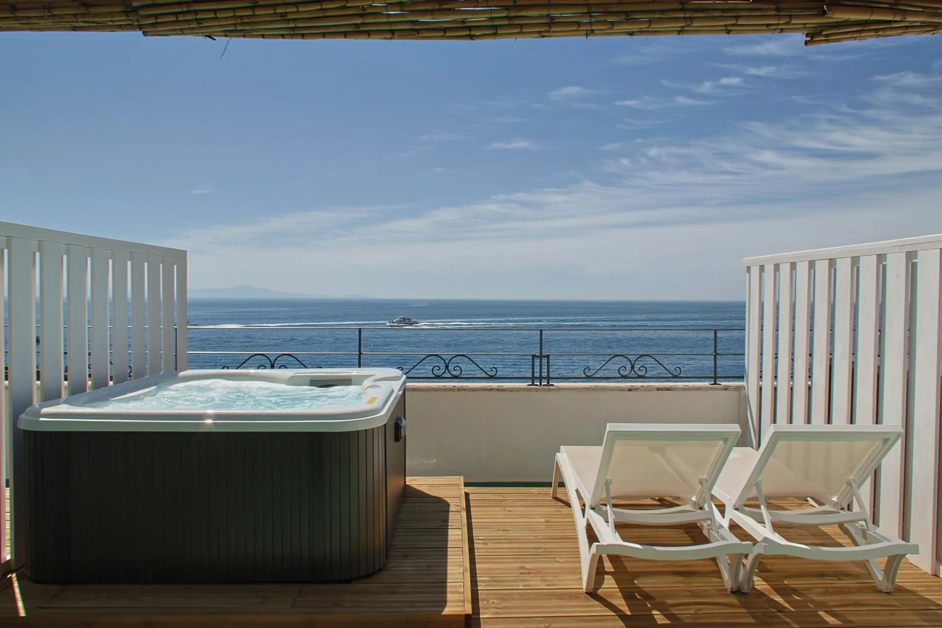 Hot Tub in Hotel Aurora