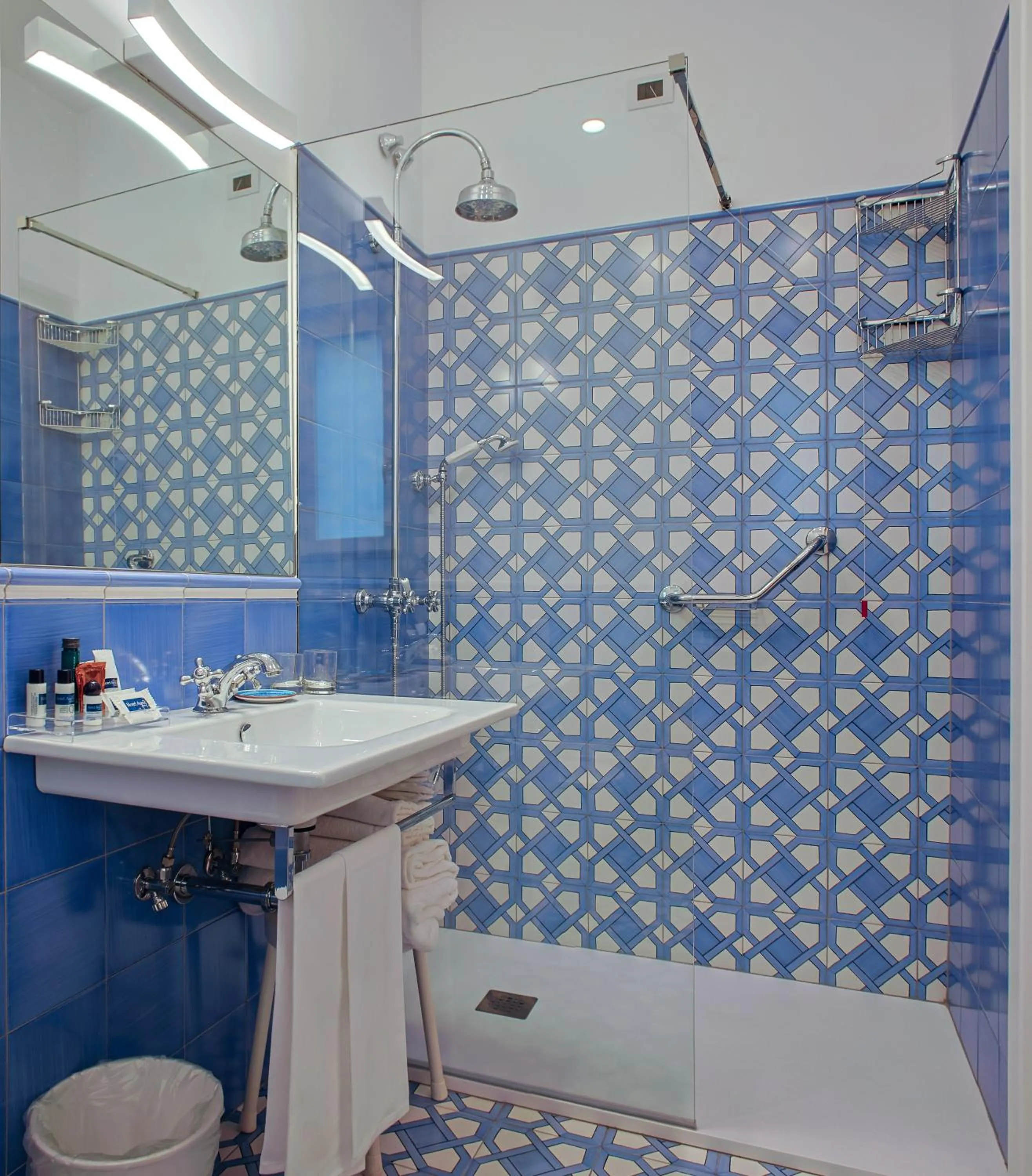 Bathroom in Hotel Aurora