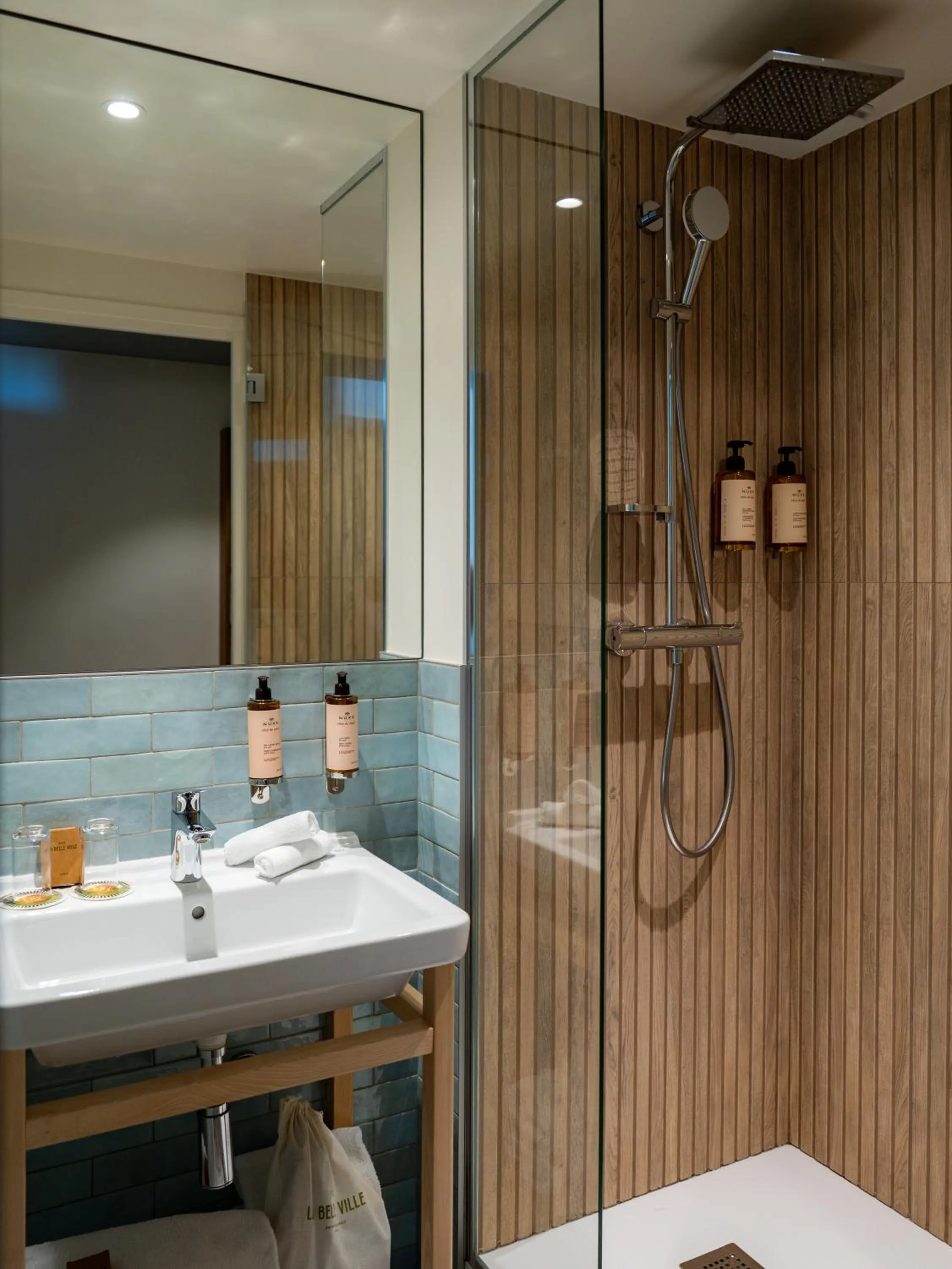 Shower in La Belle Ville