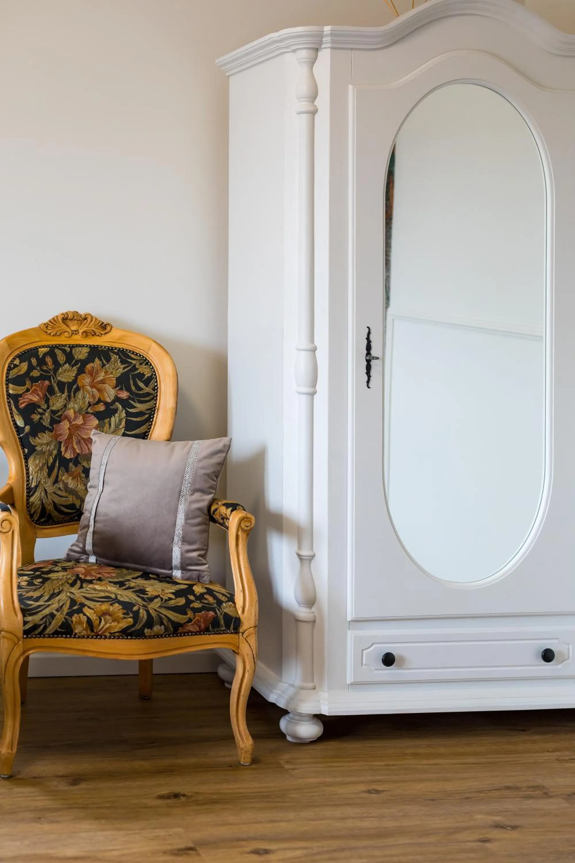 wardrobe in Hotel na Skarpie