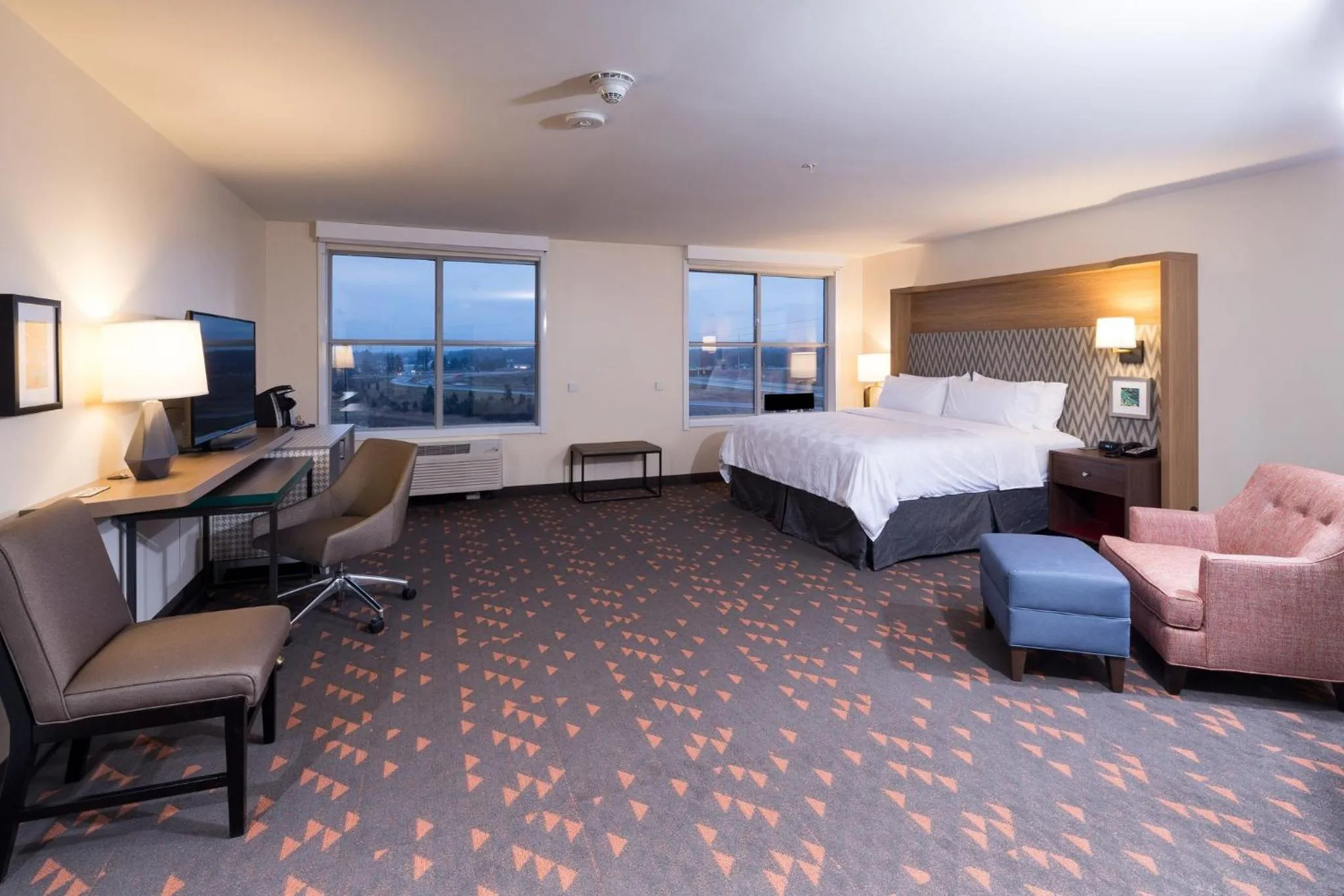 Photo of the whole room, Bed in Holiday Inn & Suites Detroit - Troy by IHG