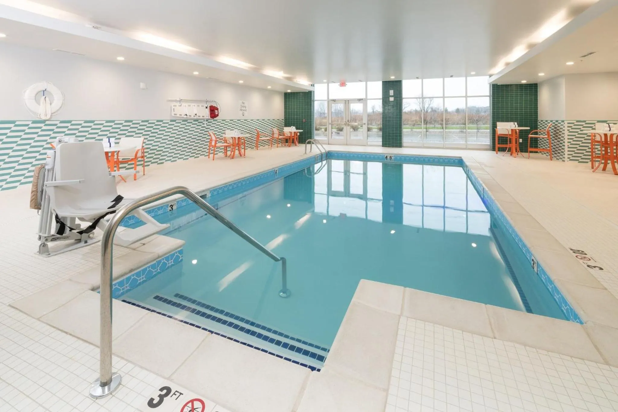 Swimming pool in Holiday Inn & Suites Detroit - Troy by IHG