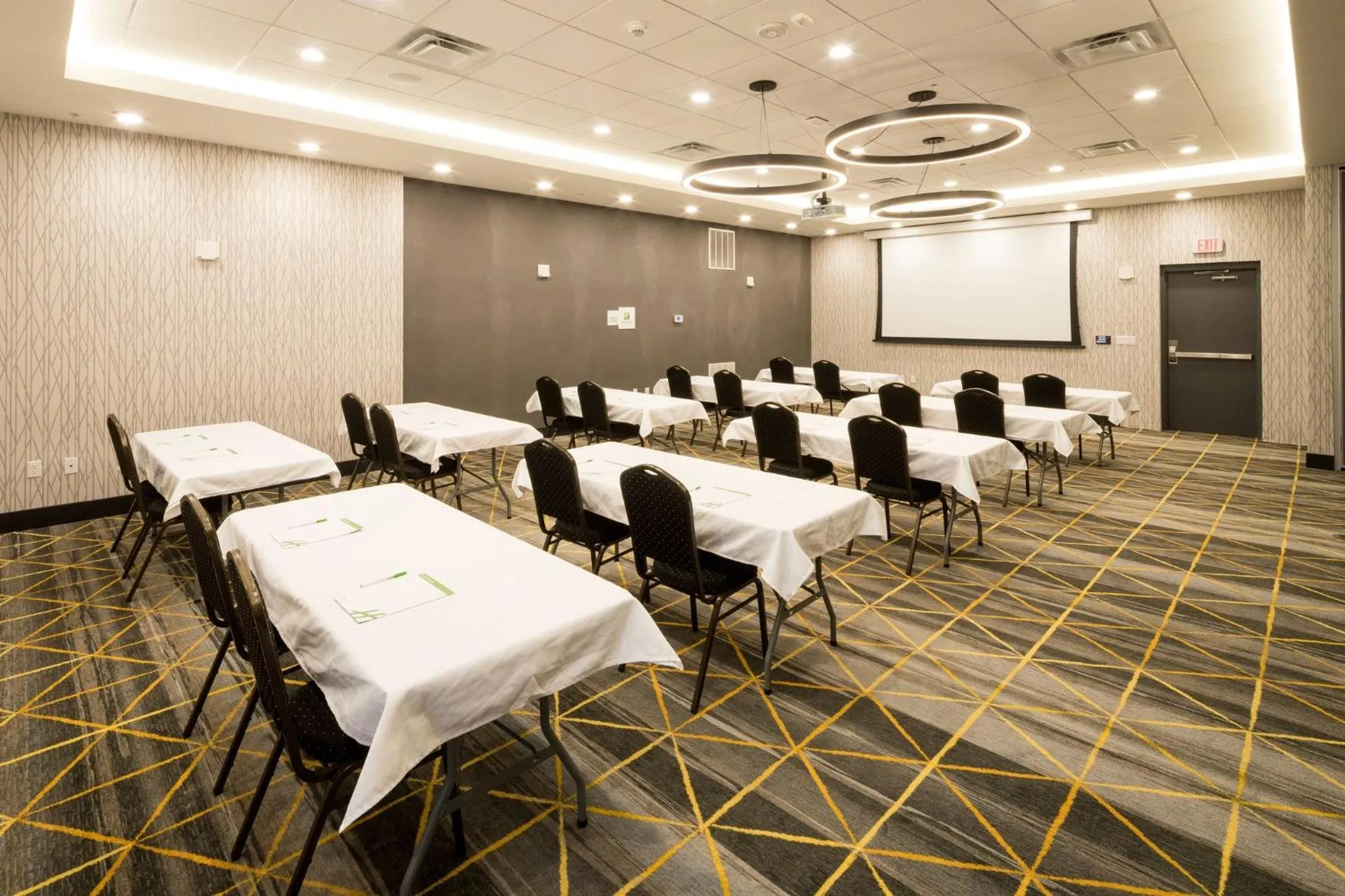Meeting/conference room in Holiday Inn & Suites Detroit - Troy by IHG