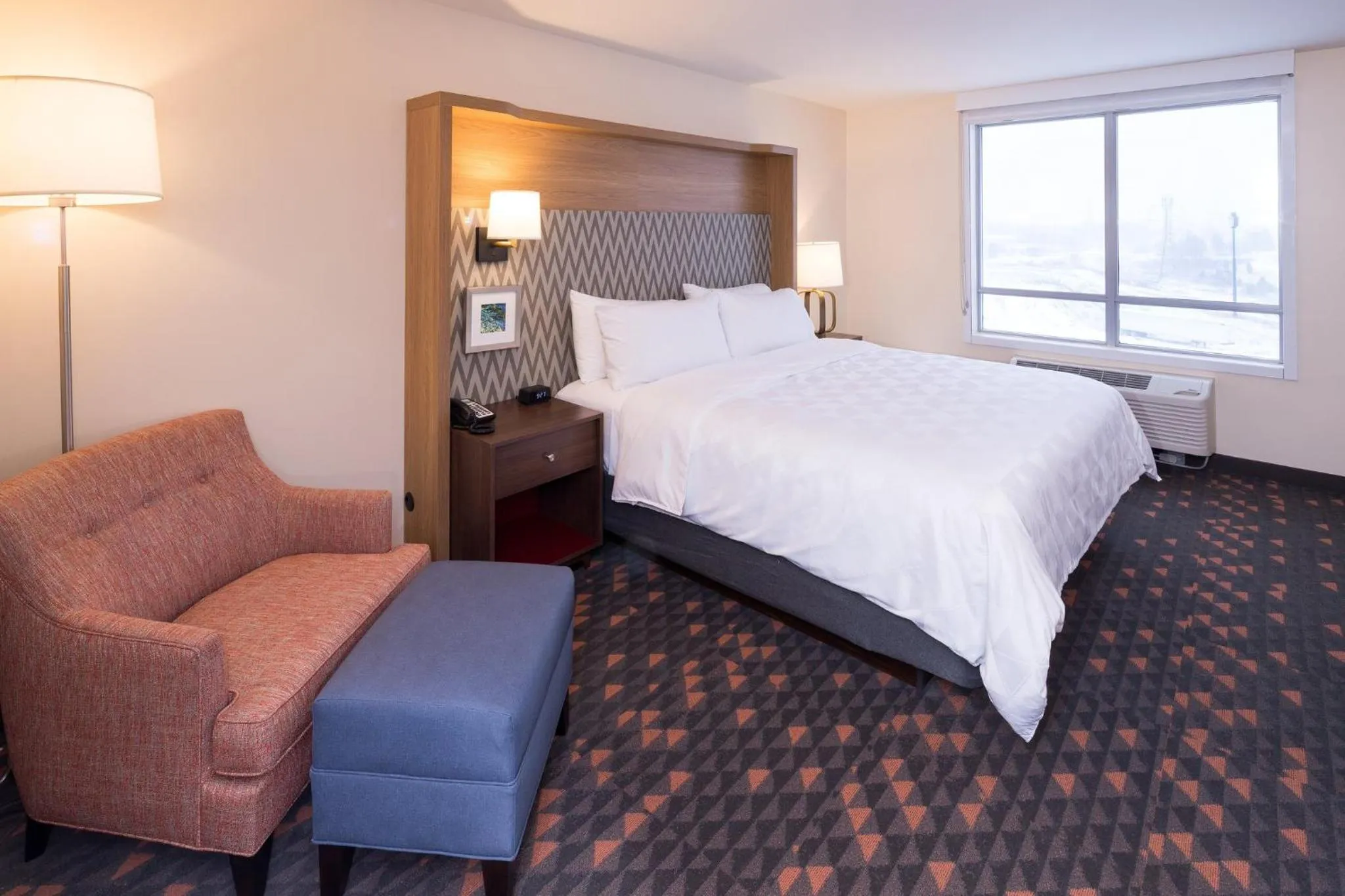 Photo of the whole room, Bed in Holiday Inn & Suites Detroit - Troy by IHG