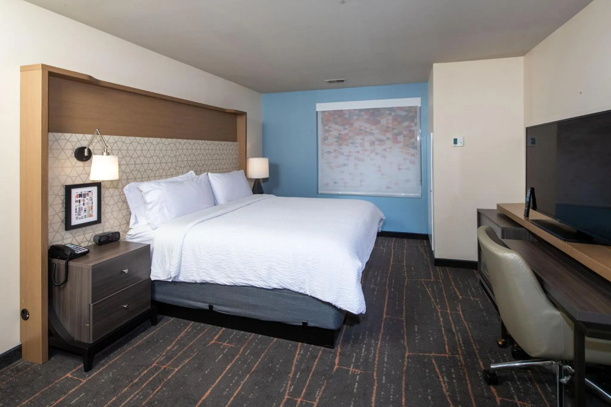 Photo of the whole room, Bed in Holiday Inn & Suites Detroit - Troy by IHG
