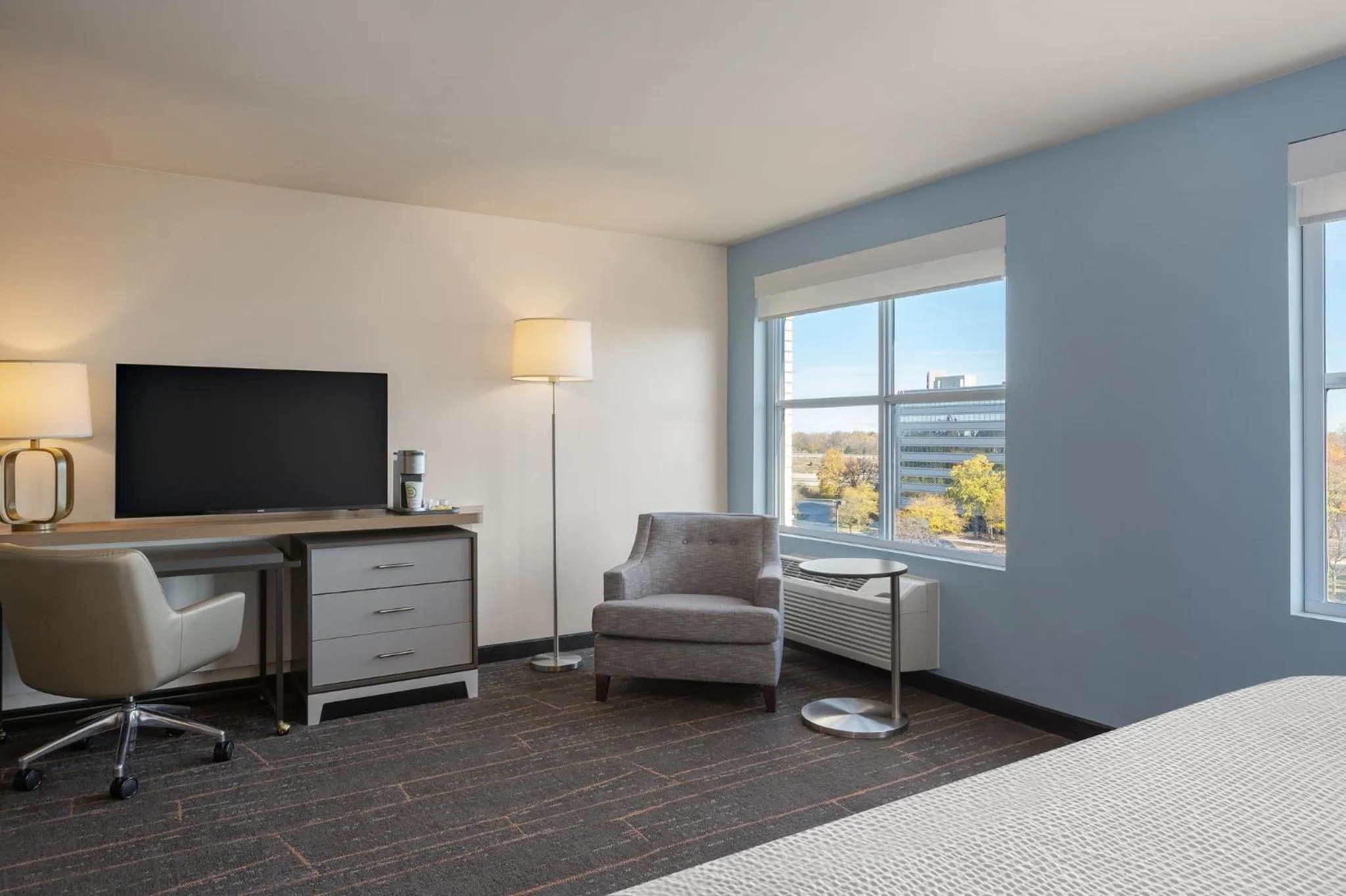 Photo of the whole room, Bed in Holiday Inn & Suites Detroit - Troy by IHG