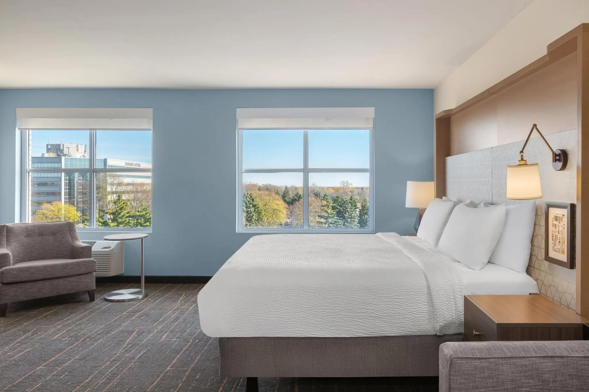 Photo of the whole room, Bed in Holiday Inn & Suites Detroit - Troy by IHG