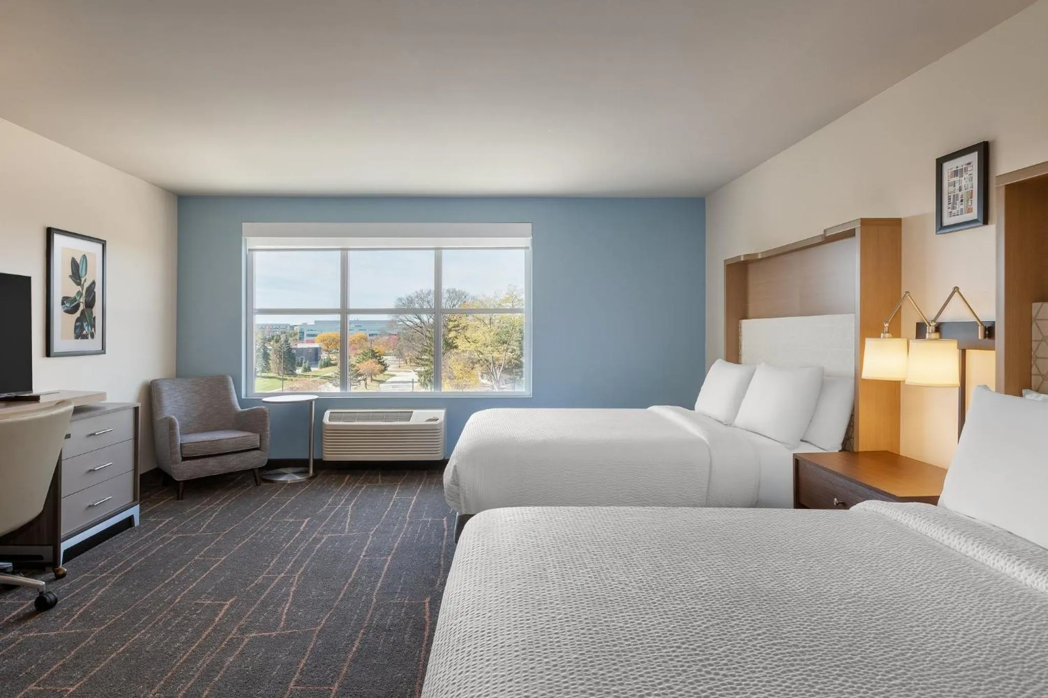 Photo of the whole room, Bed in Holiday Inn & Suites Detroit - Troy by IHG