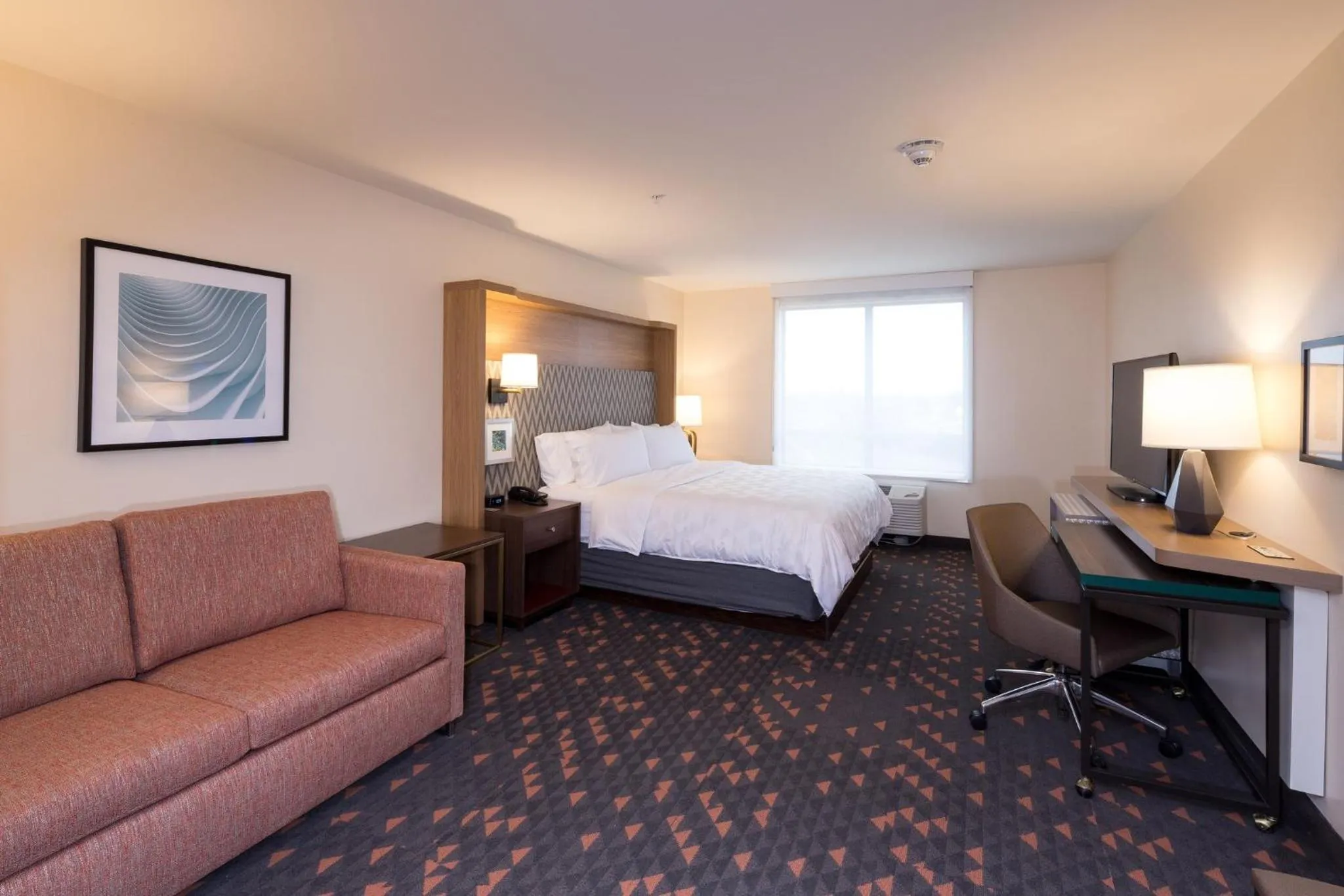 Photo of the whole room, Bed in Holiday Inn & Suites Detroit - Troy by IHG