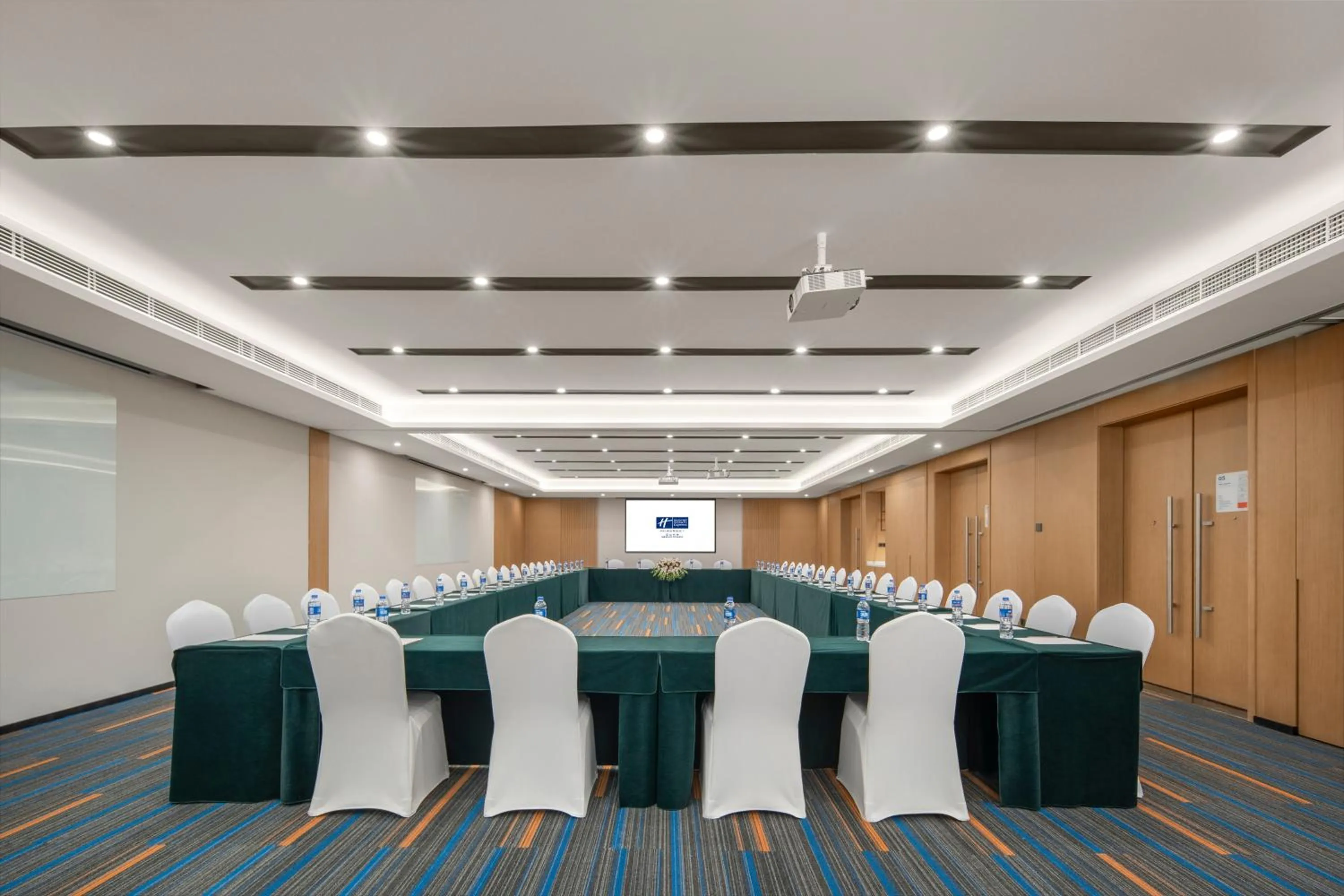 Meeting/conference room in Holiday Inn Express Meishan Dongpo by IHG