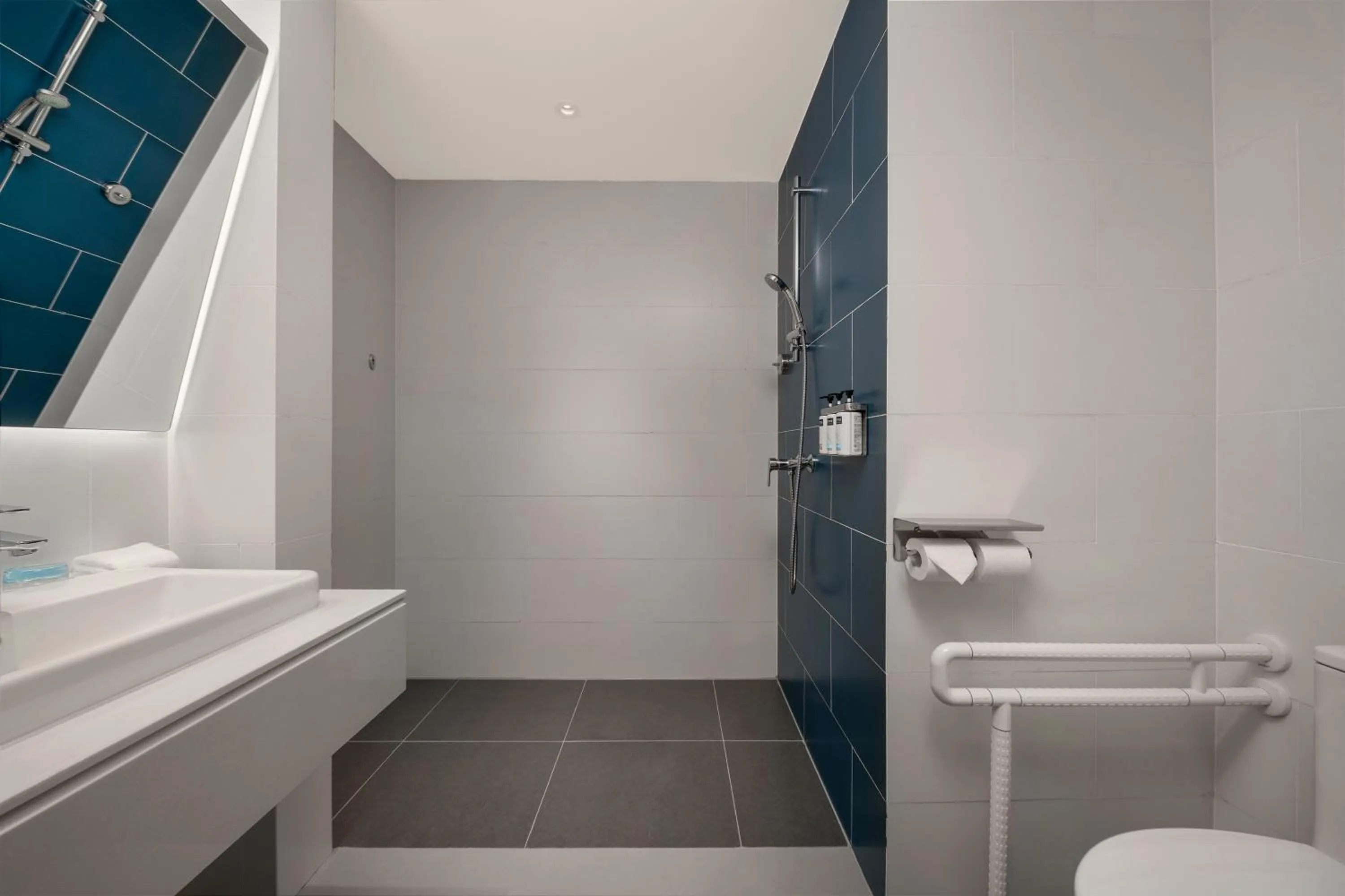 Toilet in Holiday Inn Express Meishan Dongpo by IHG