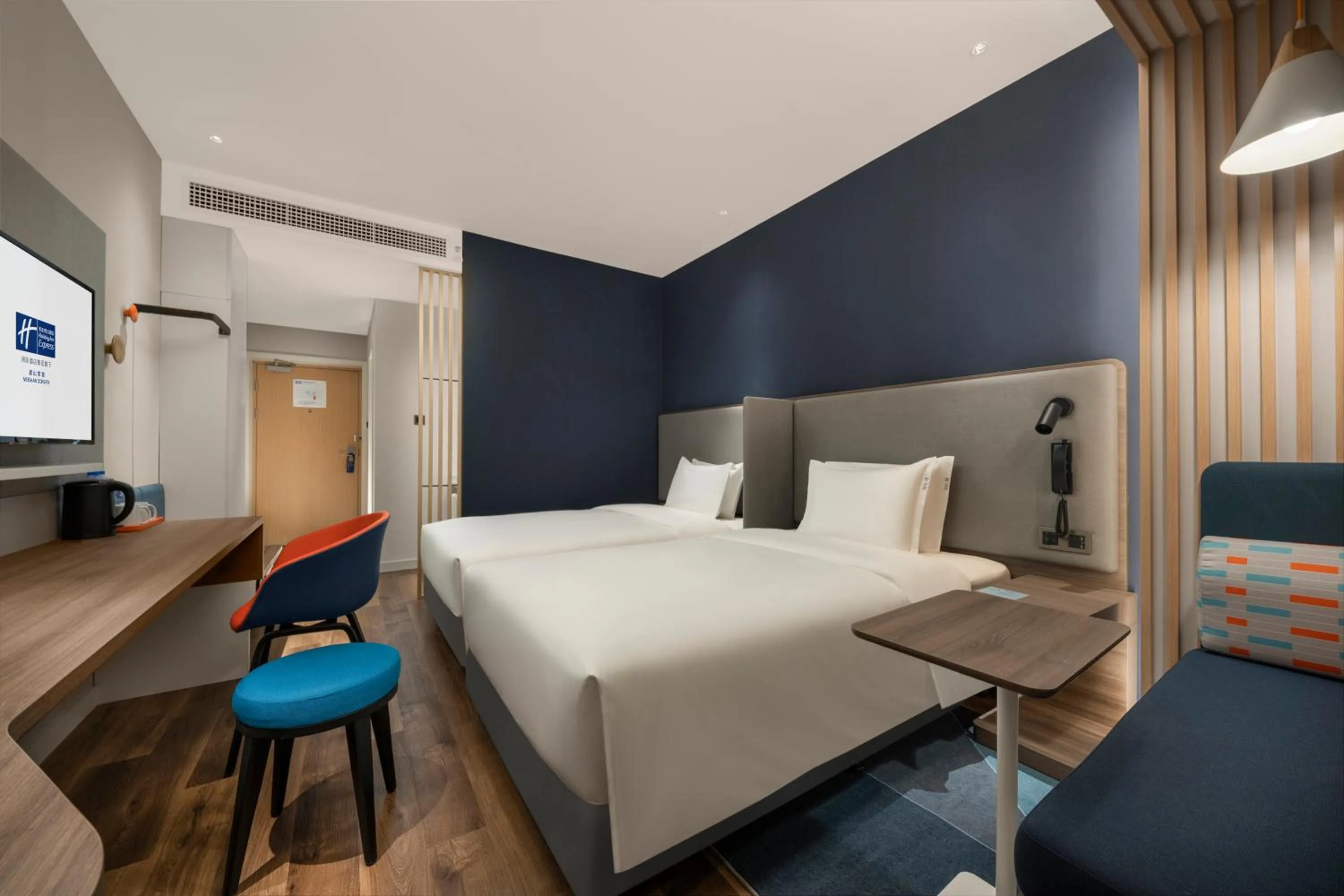 Photo of the whole room, Bed in Holiday Inn Express Meishan Dongpo by IHG