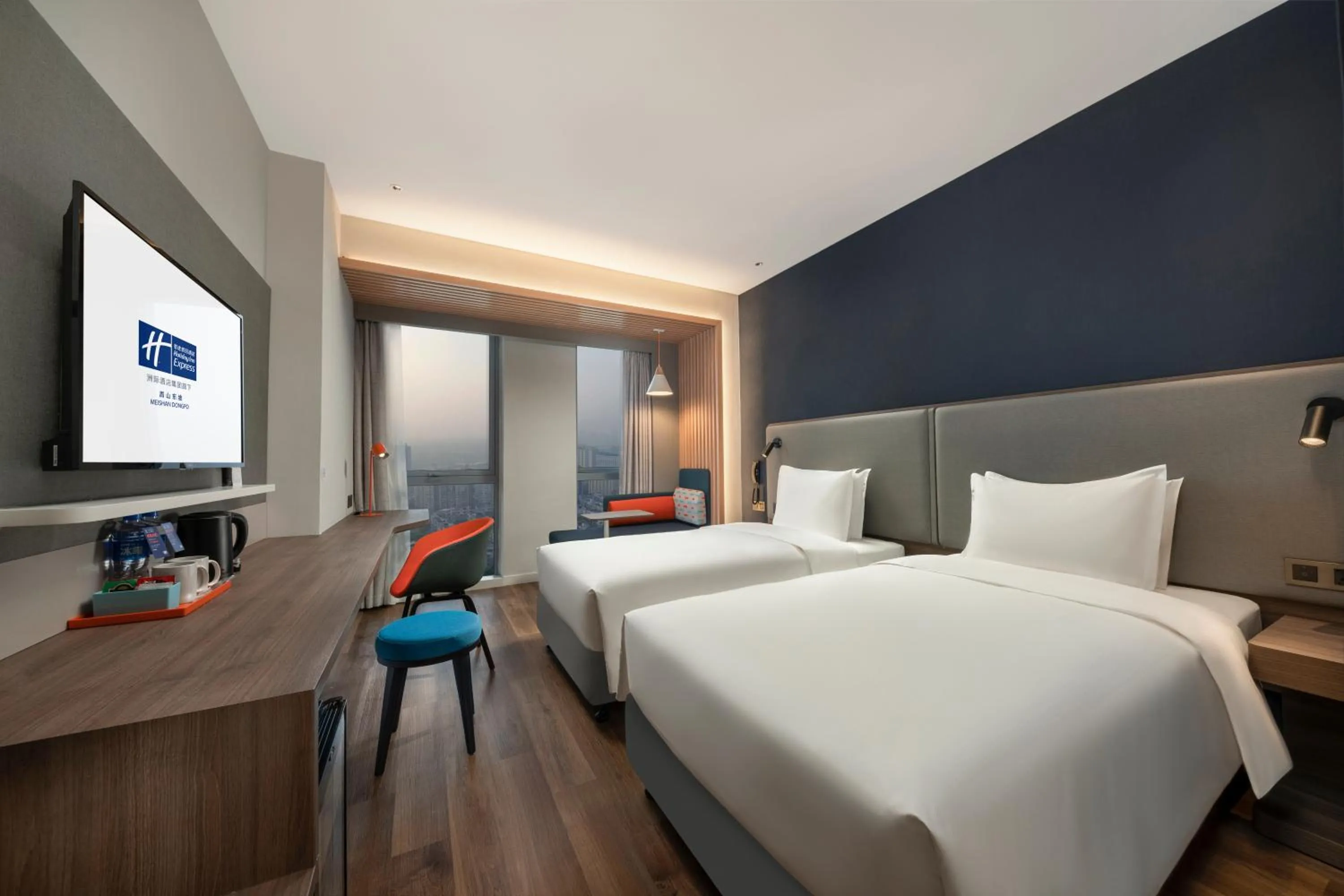 Photo of the whole room, Bed in Holiday Inn Express Meishan Dongpo by IHG