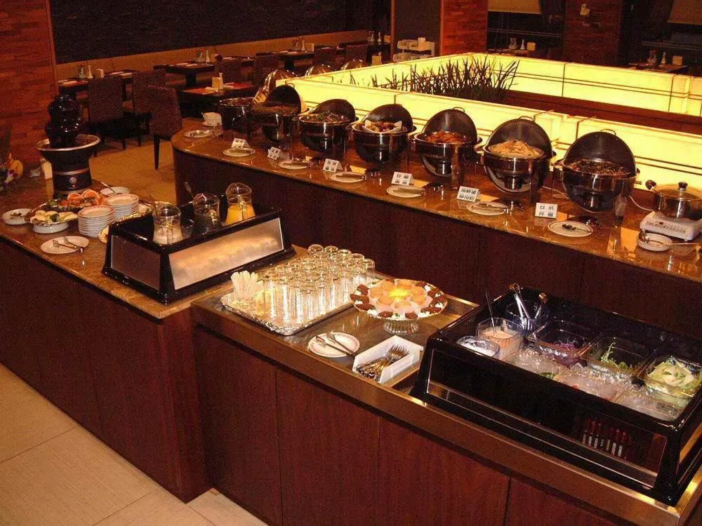 Restaurant/places to eat, Food in The Premier Hotel