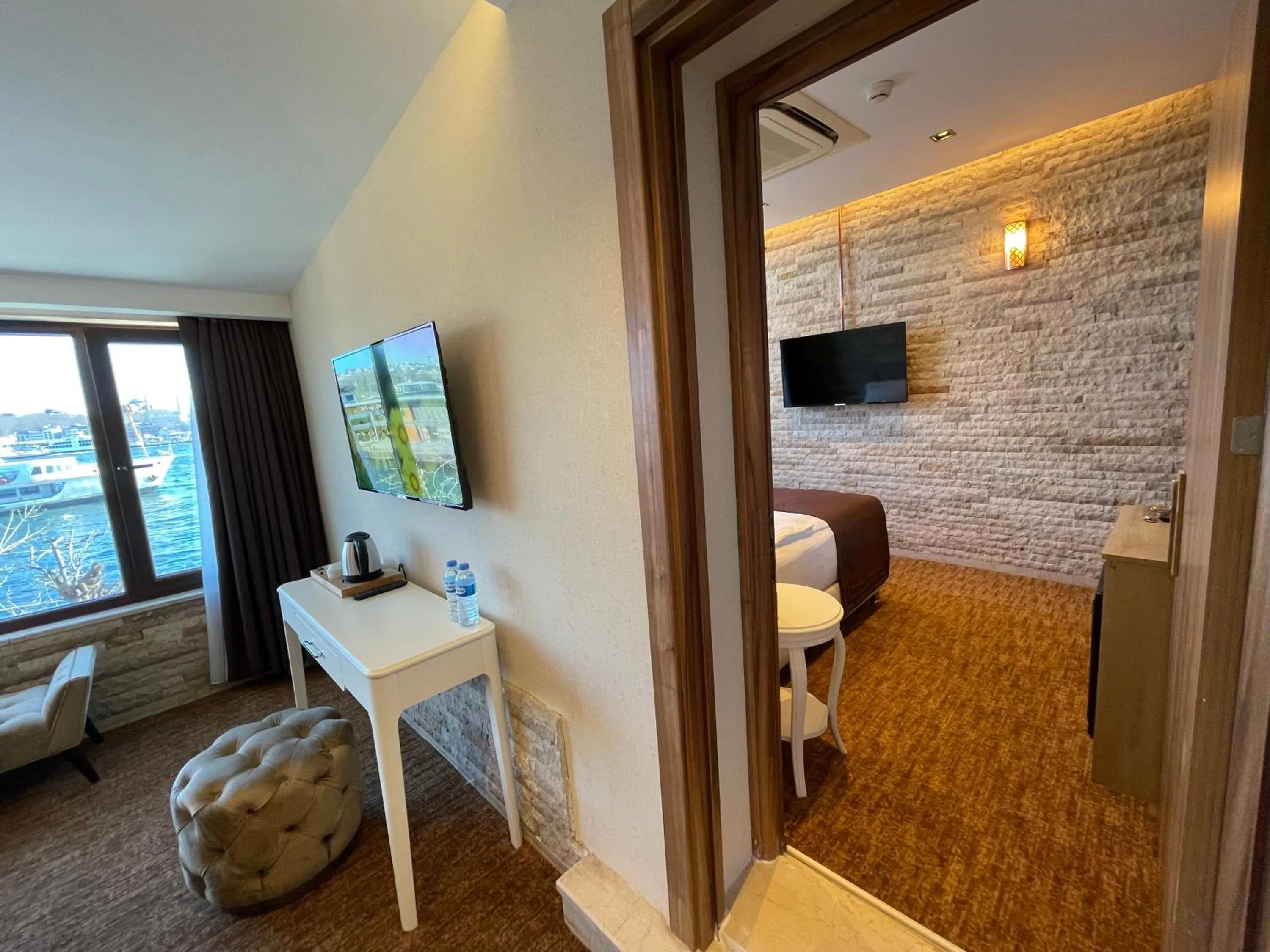 TV and multimedia in Weingart Seaside Hotel