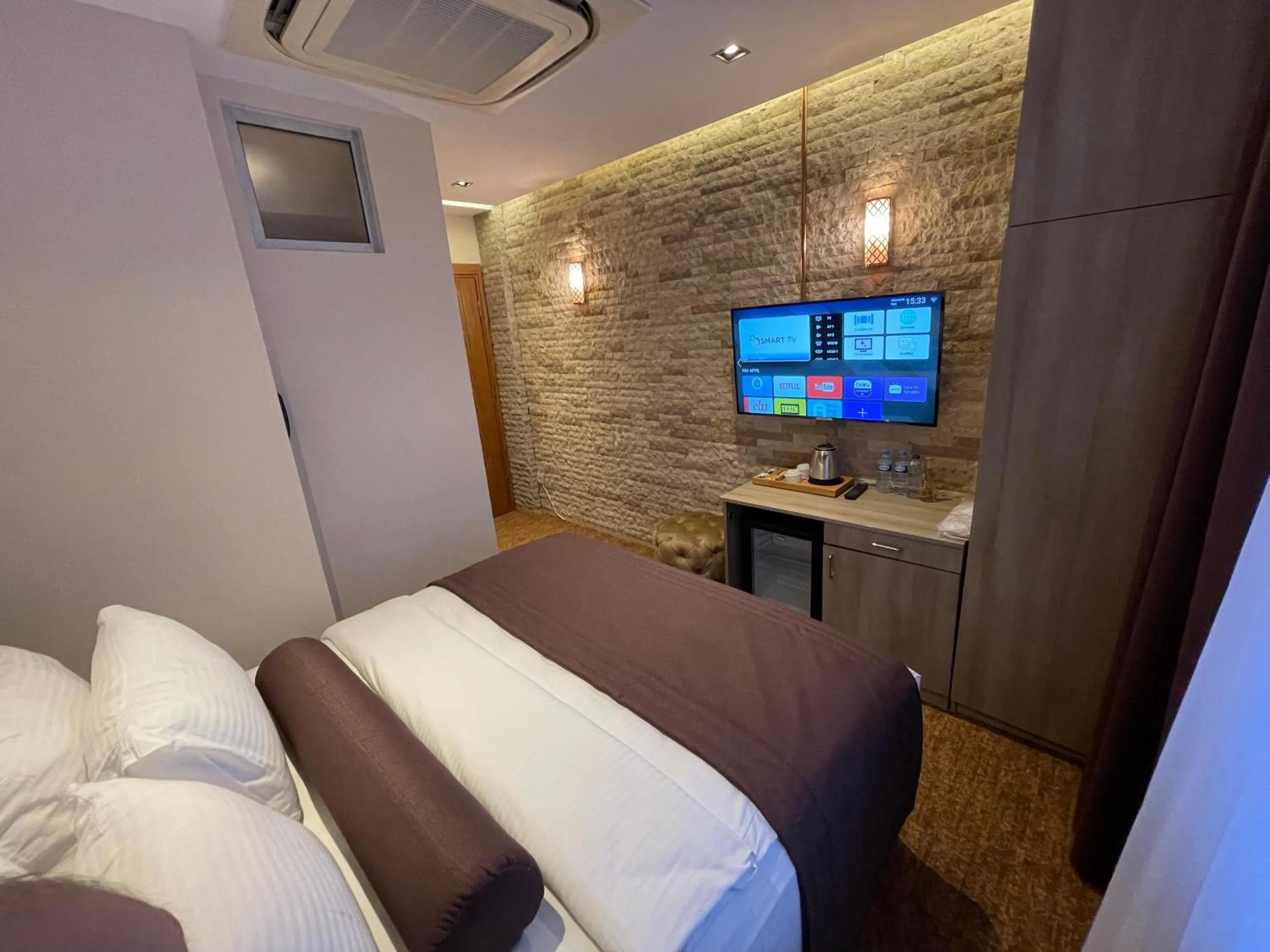 TV and multimedia, Bed in Weingart Seaside Hotel