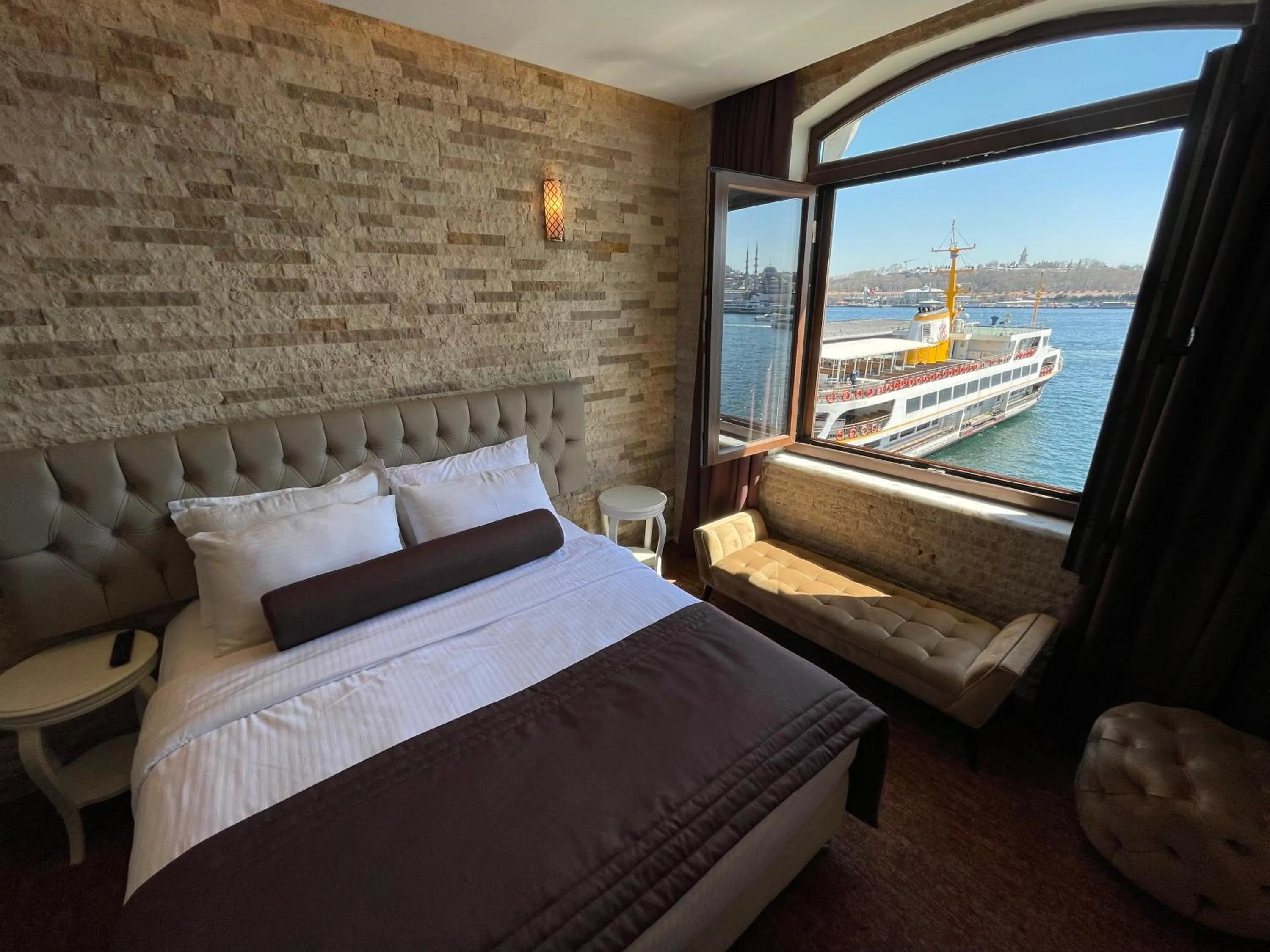 Property building, Bed in Weingart Seaside Hotel