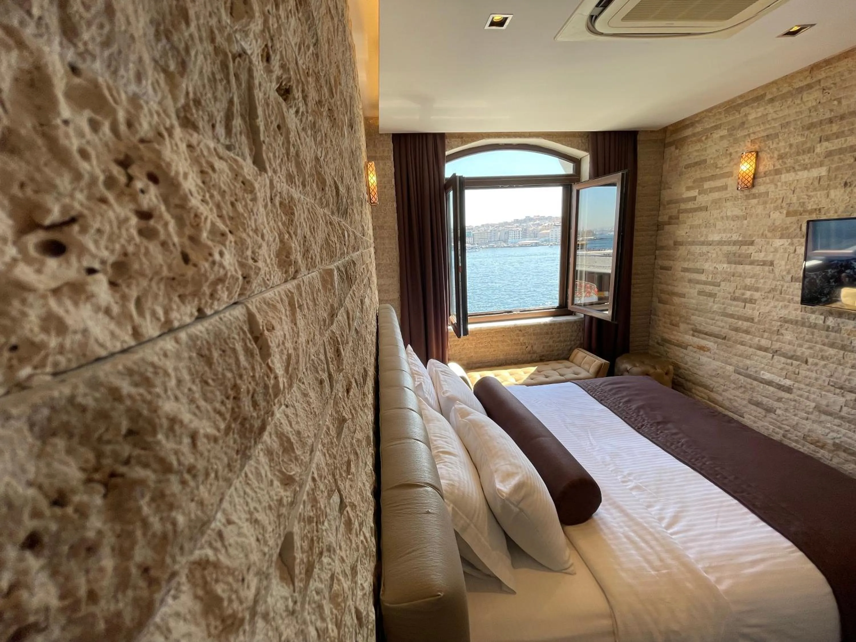 Bed in Weingart Seaside Hotel