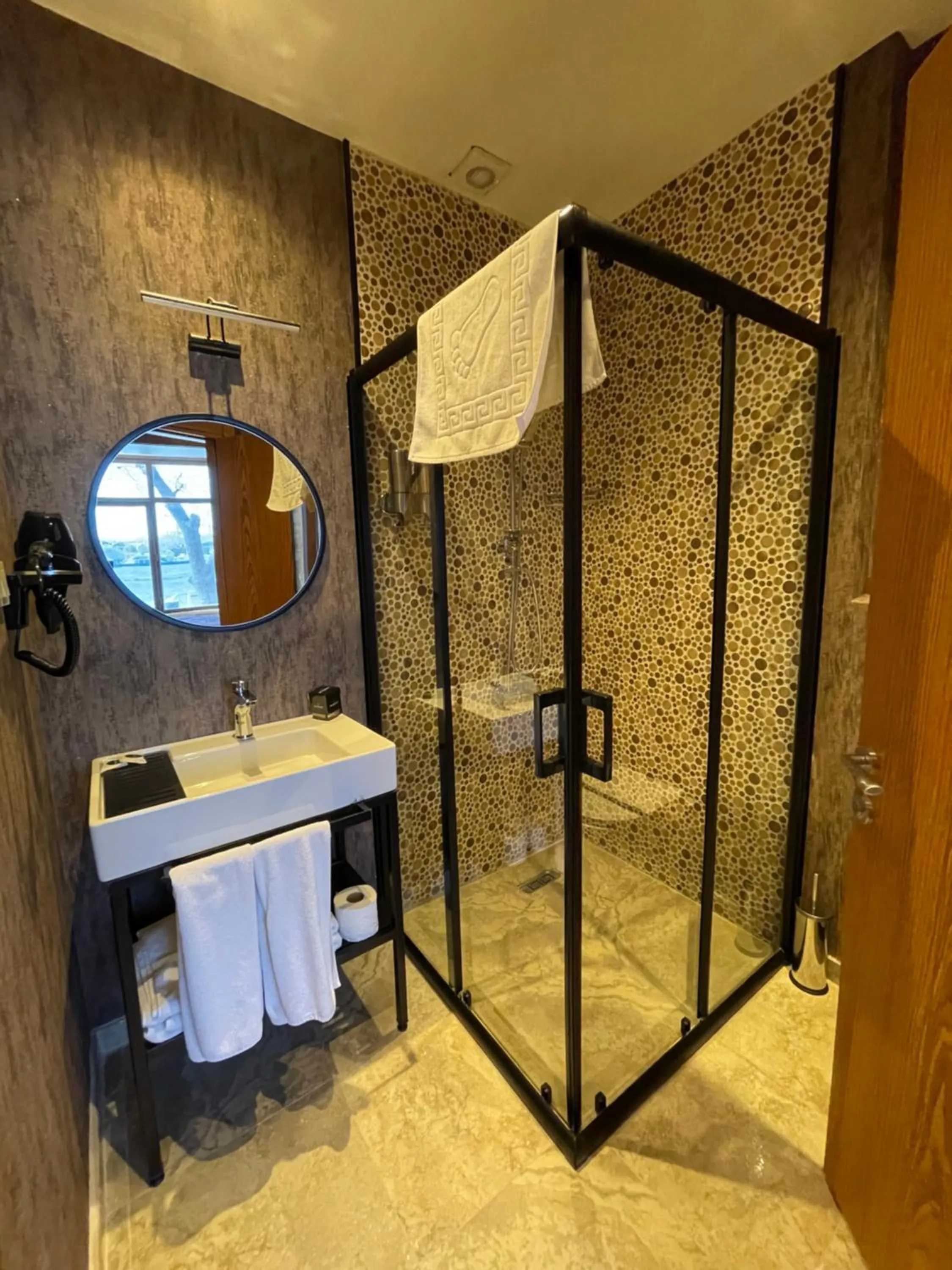 Shower in Weingart Seaside Hotel
