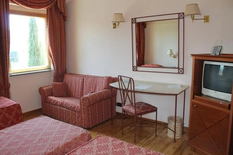 Photo of the whole room in Hotel Semifonte