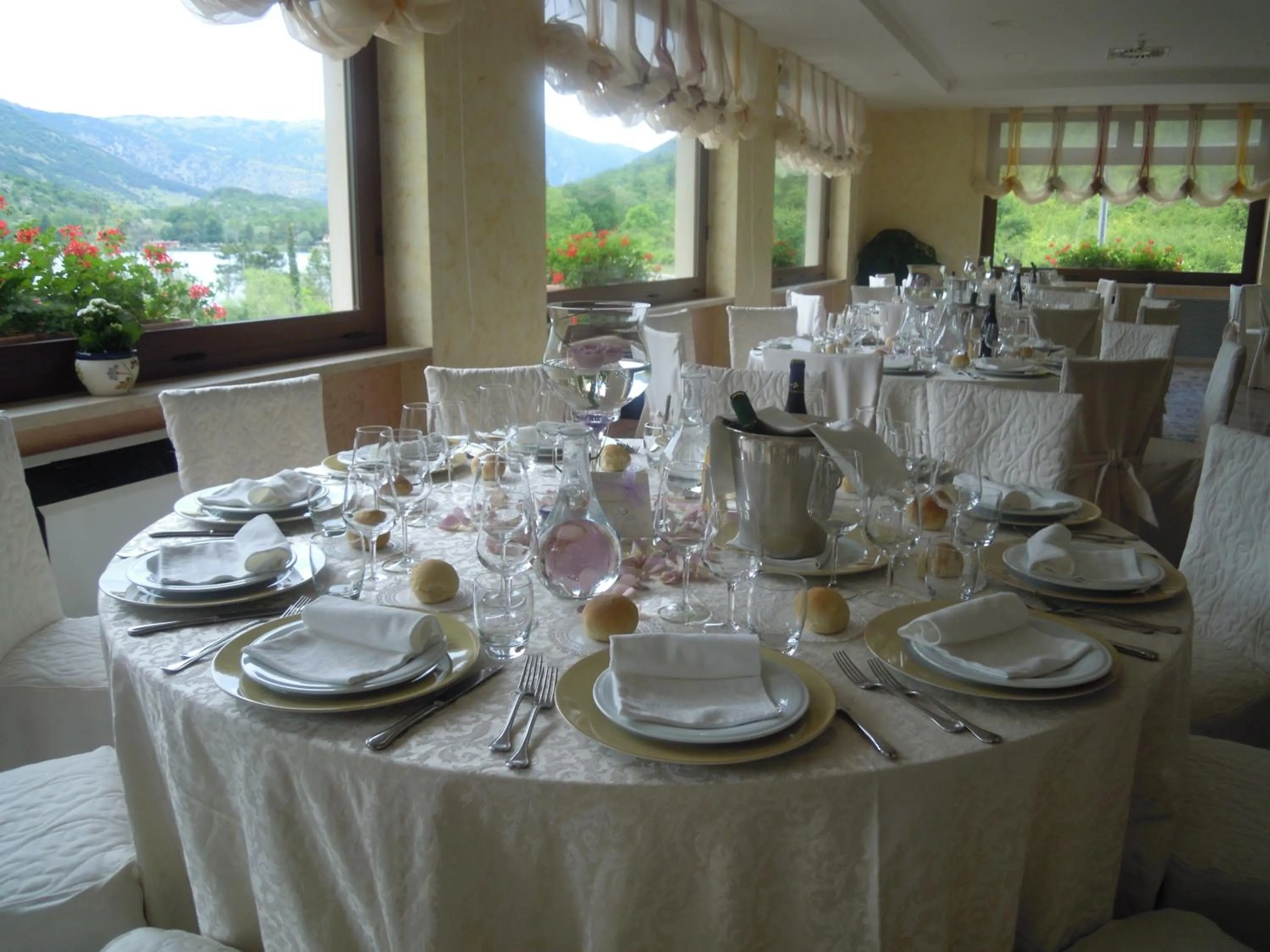 Restaurant/places to eat in Park Hotel