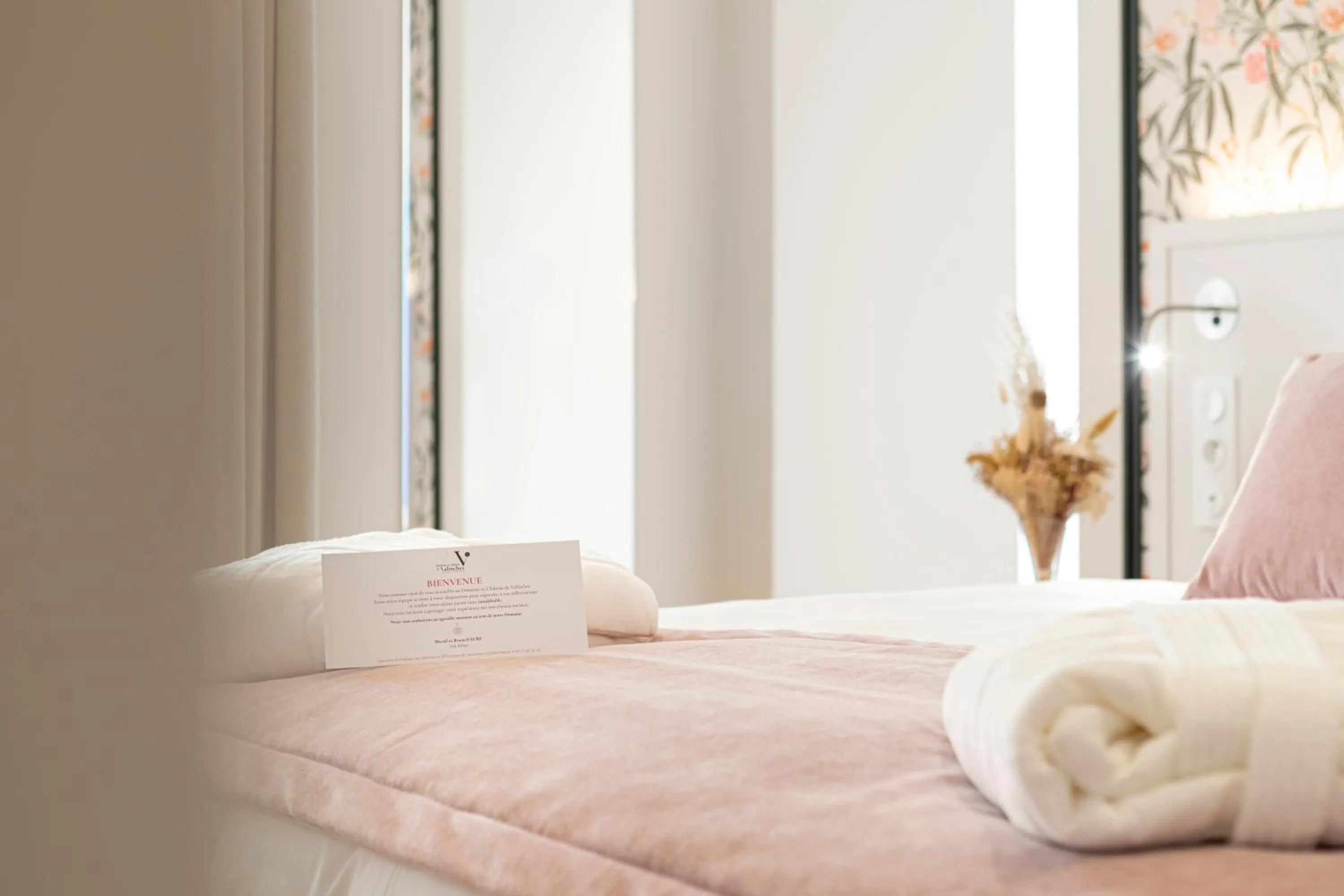 Bedroom, Bed in Domaine et Château de Valinches