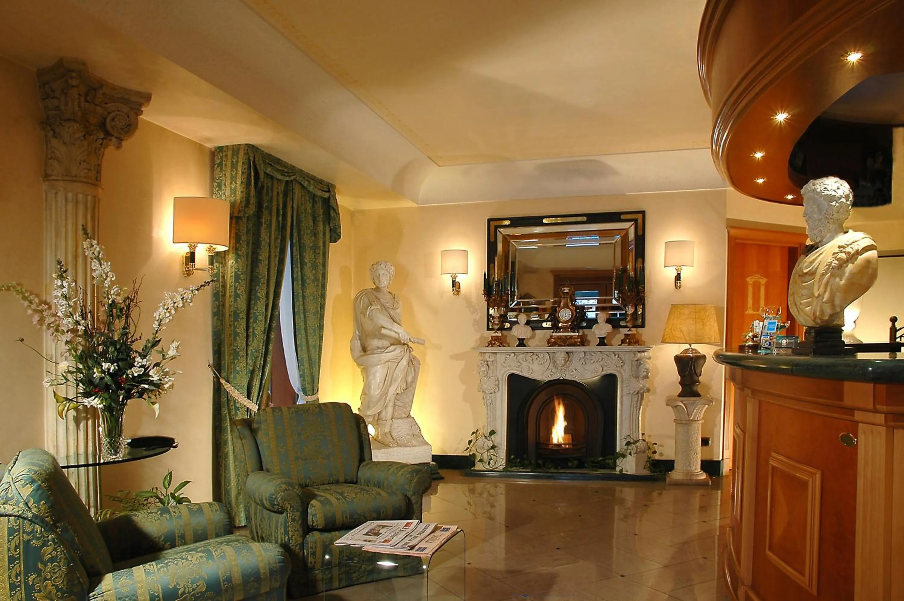 Communal lounge/ TV room in Colonna Hotel