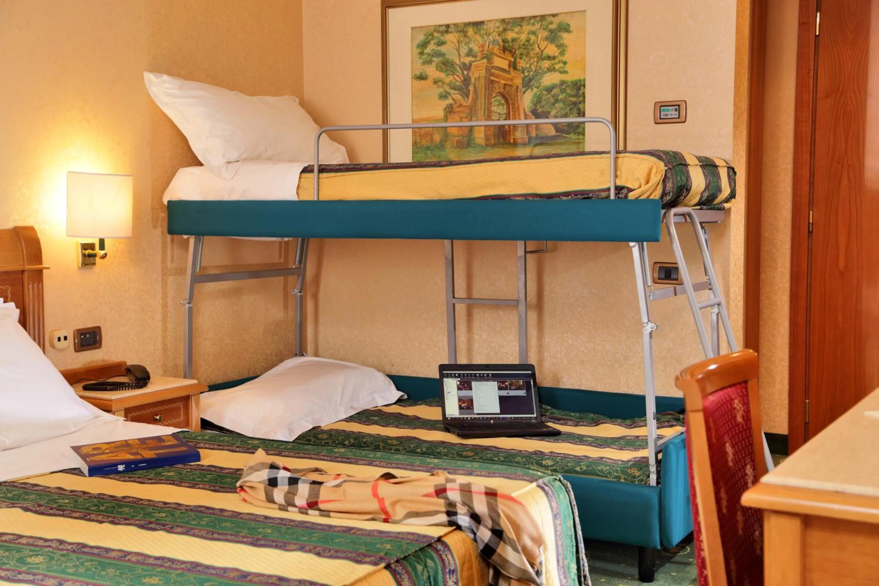 bunk bed, Bed in Colonna Hotel