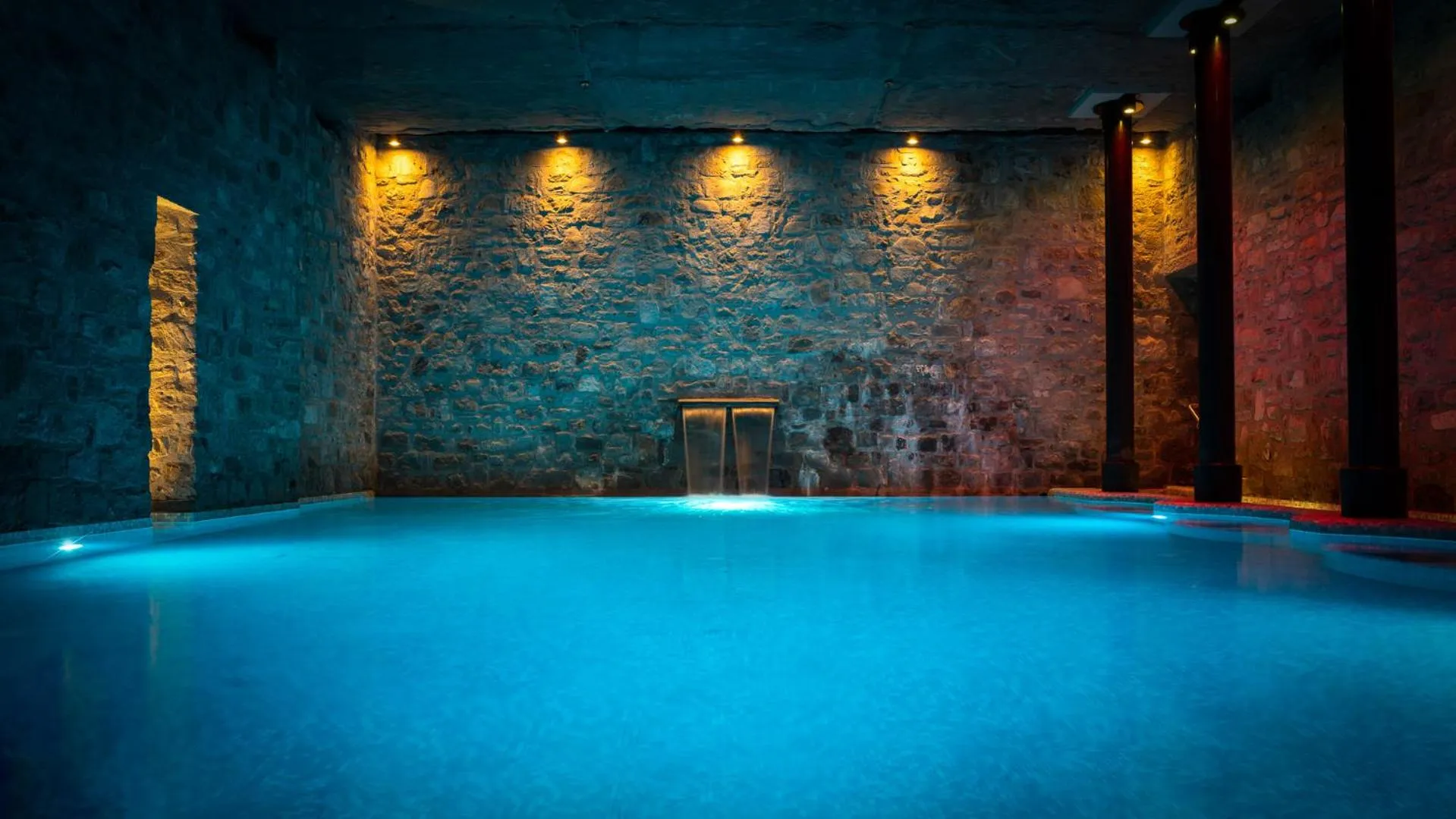 Hot Spring Bath in Hotel Helvetia Thermal SPA 4s