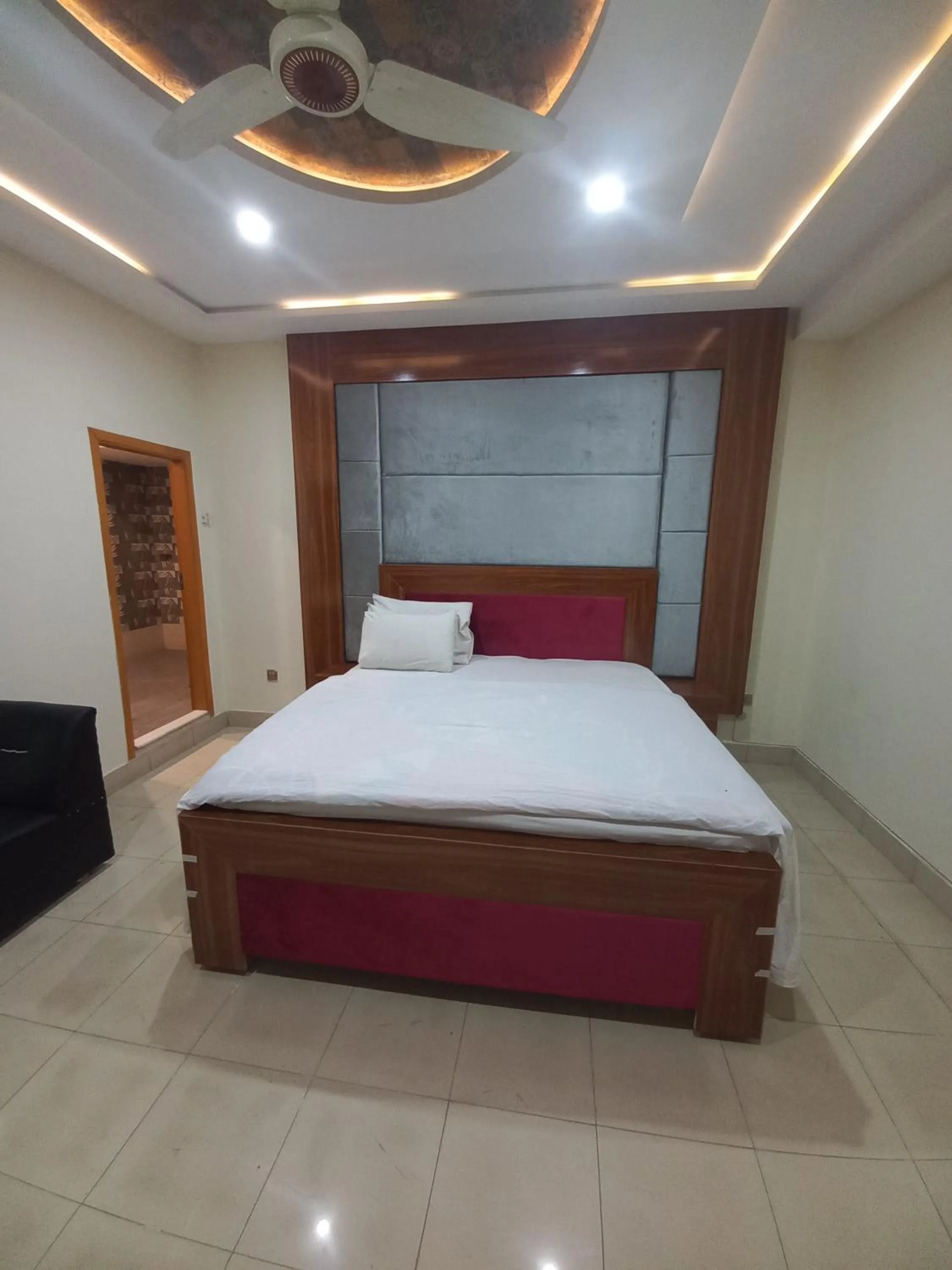 Toilet, Bed in Hotel Executive One