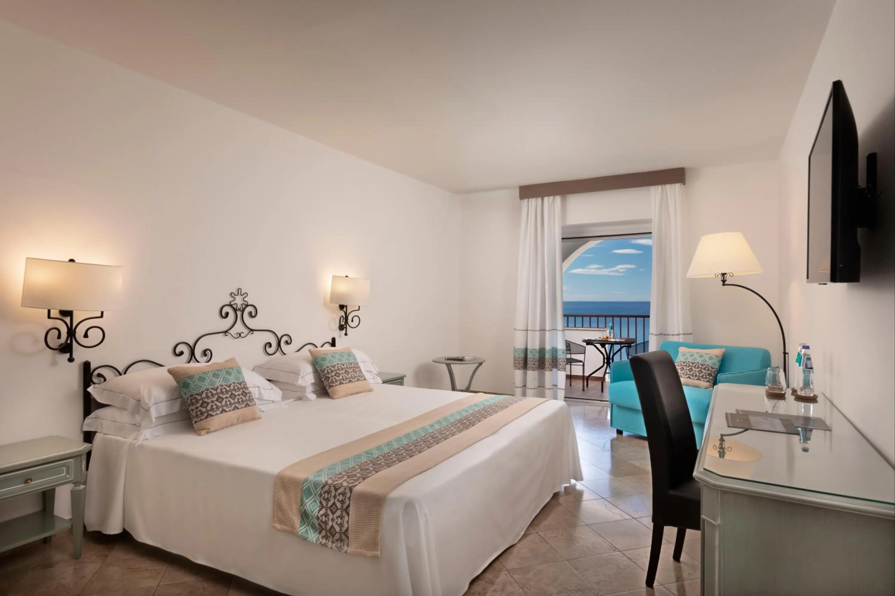 Bedroom, Bed in El Faro Hotel & Spa