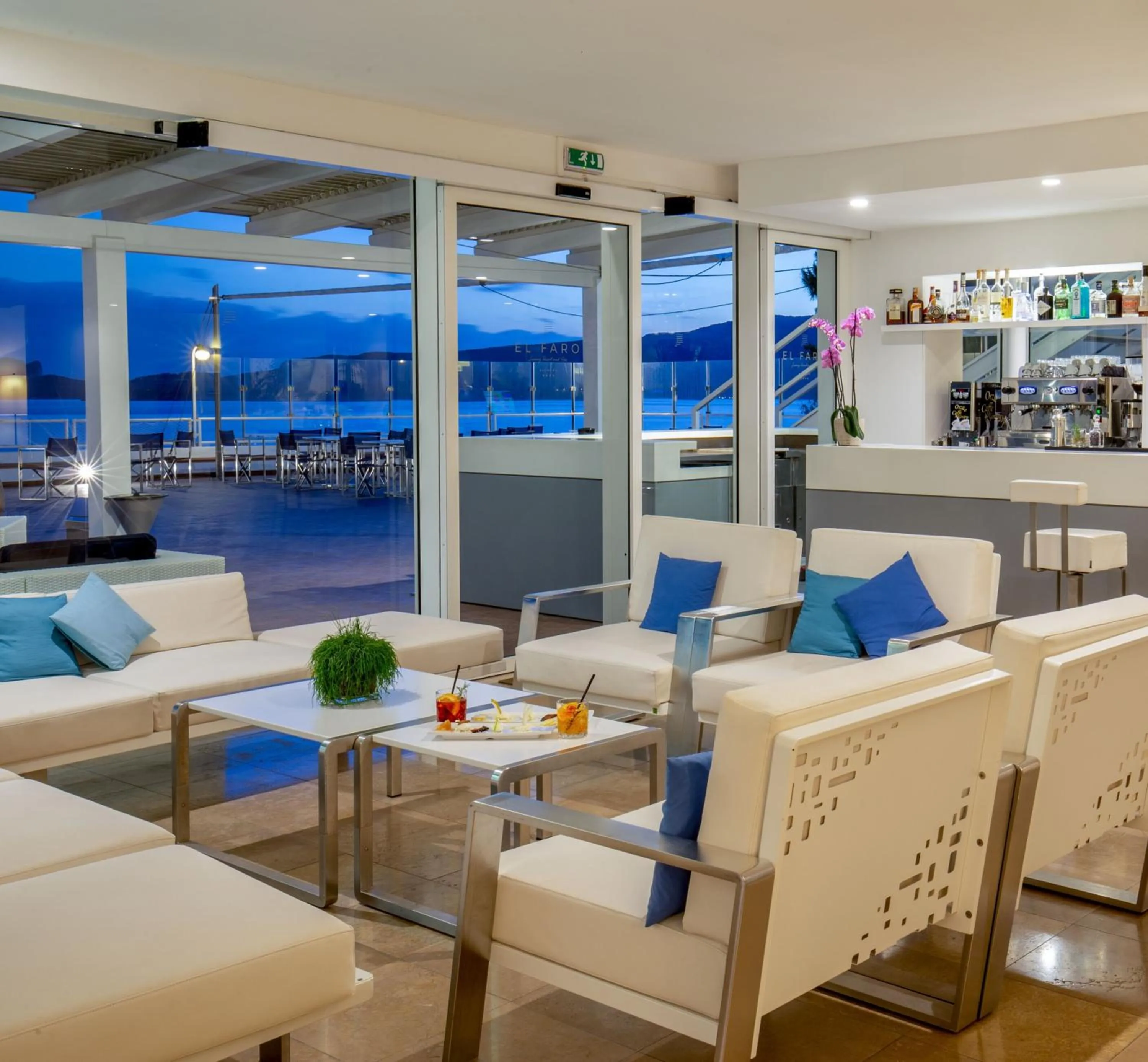 Lounge or bar in El Faro Hotel & Spa