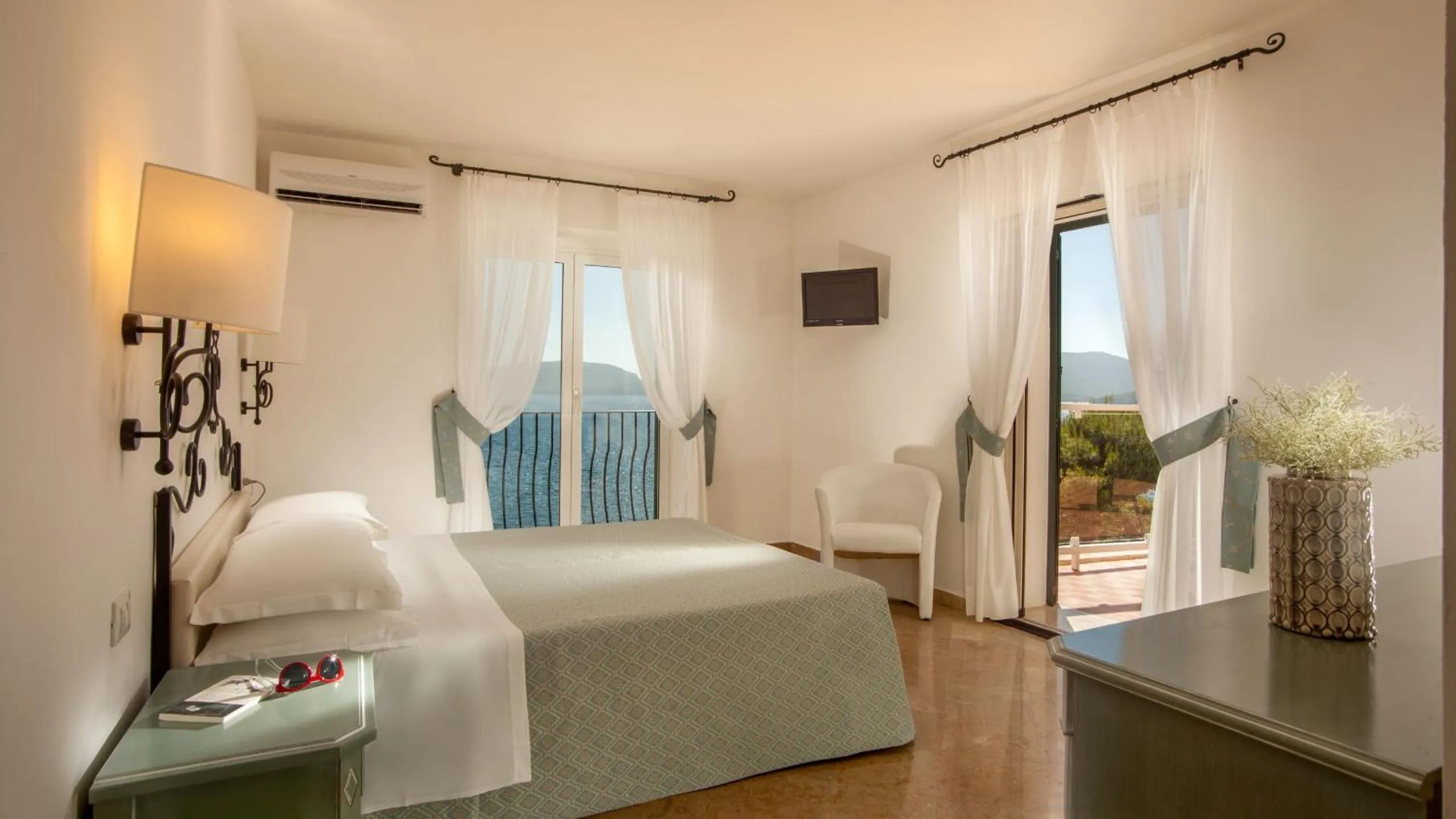 Bedroom, Bed in El Faro Hotel & Spa