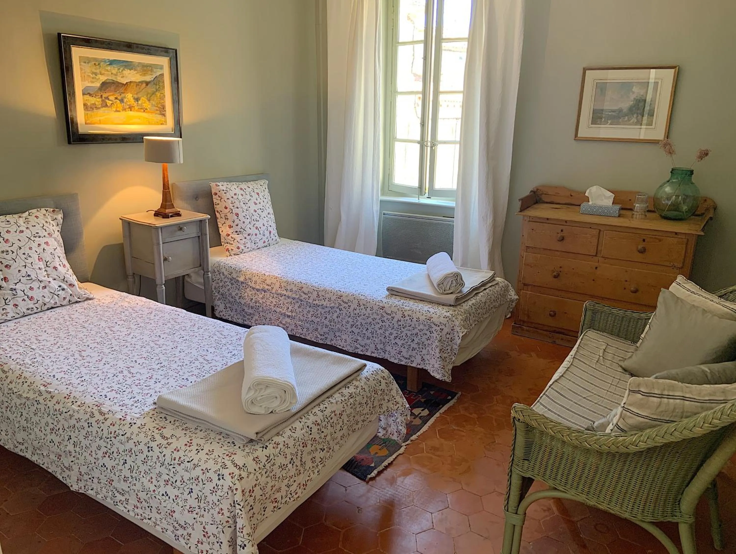 Photo of the whole room, Bed in La Souqueto