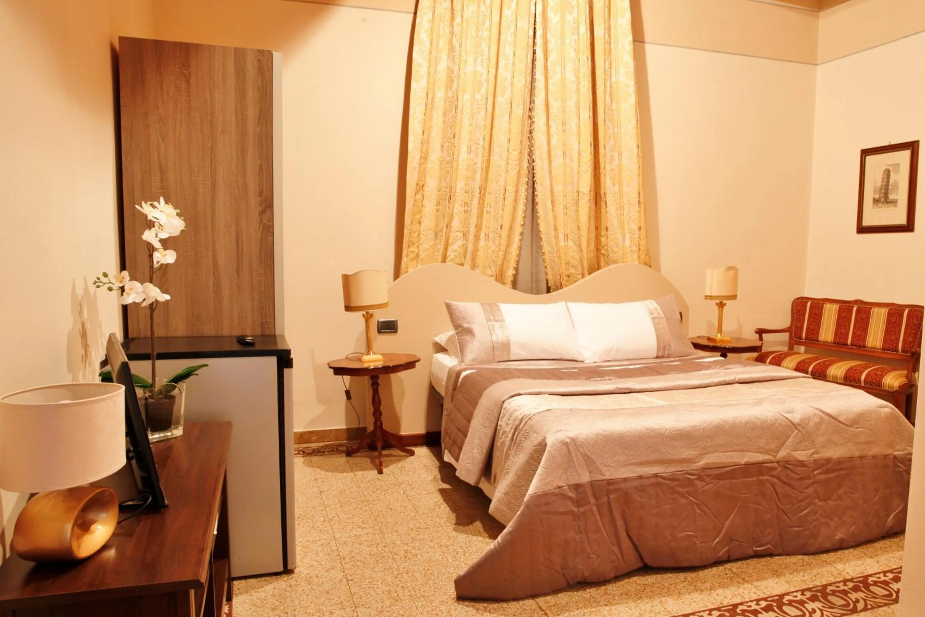 Photo of the whole room, Bed in Lucca Relais