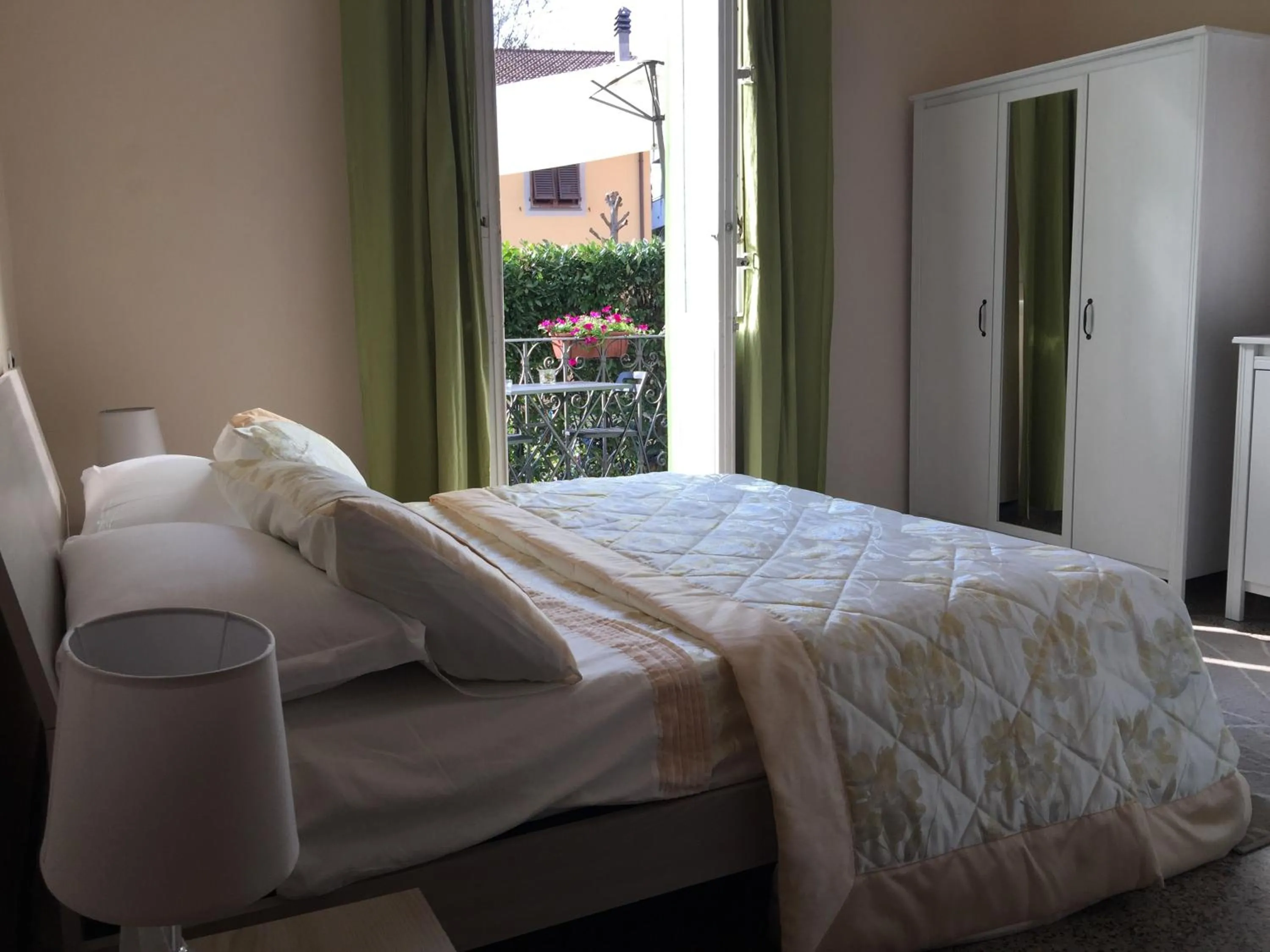 Shower, Bed in Lucca Relais